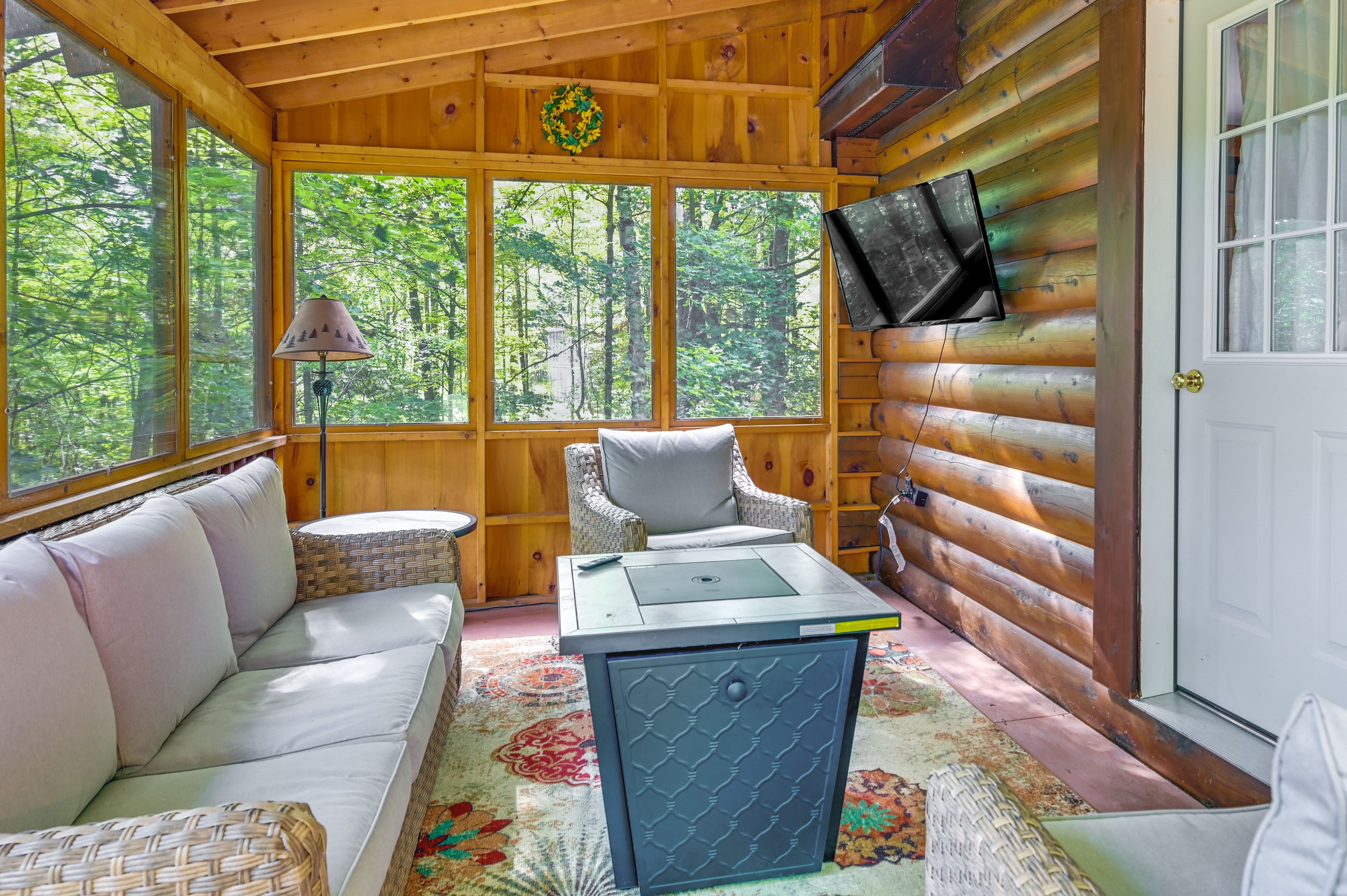 Screened Porch | Gas Fire Pit | Smart TV