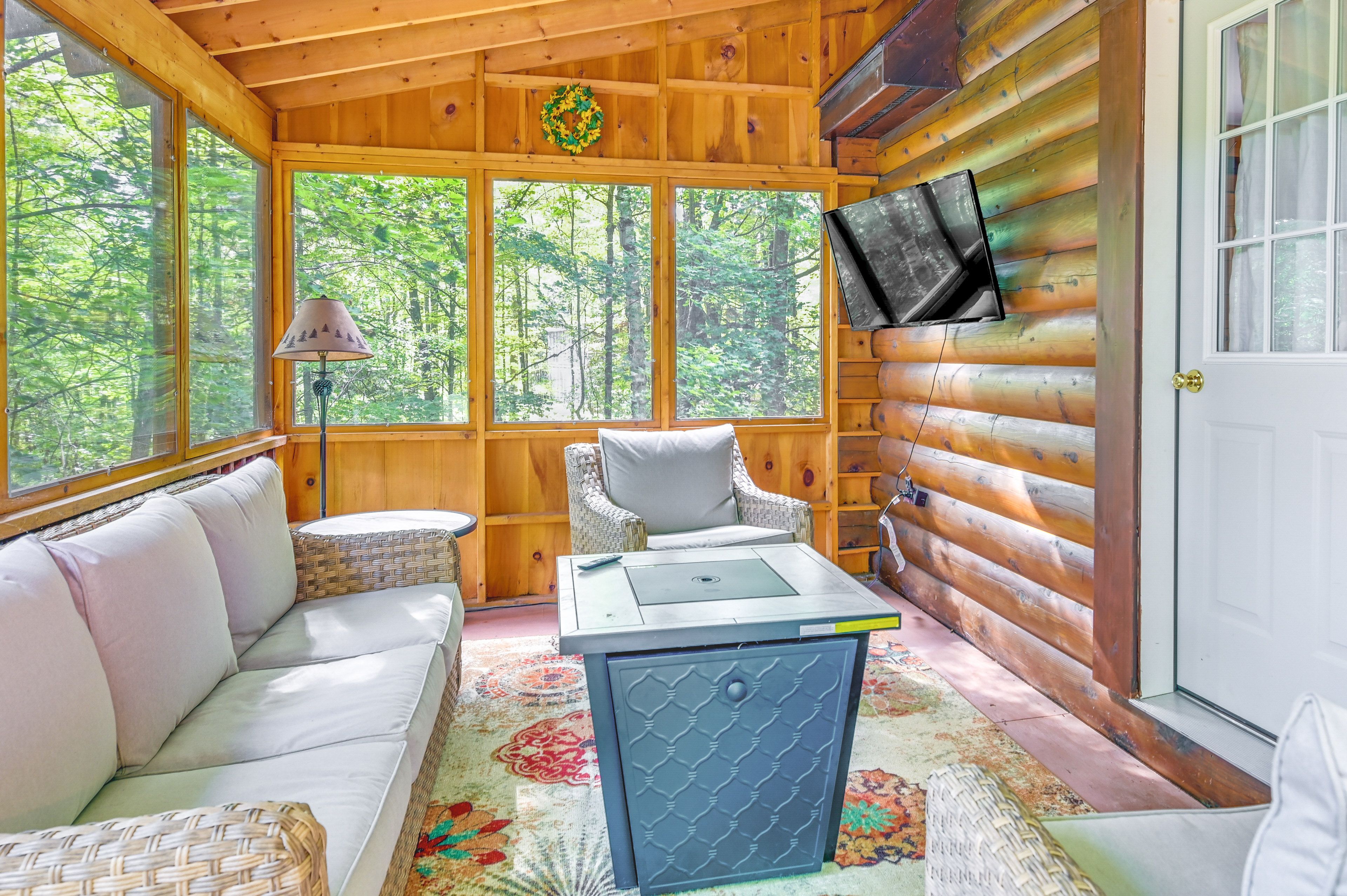 Screened Porch | Gas Fire Pit | Smart TV