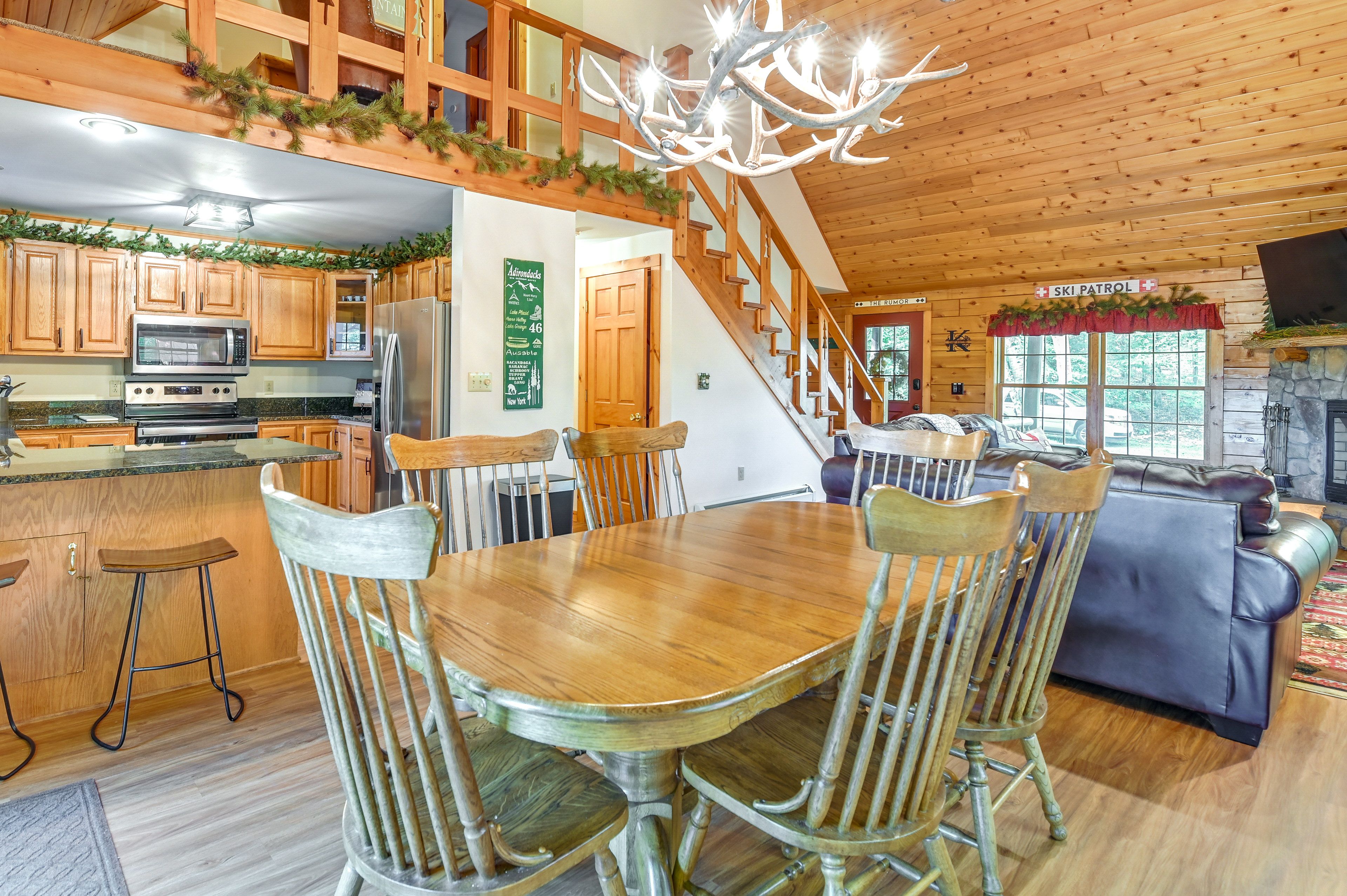 Dining Area | Dishware & Flatware Provided