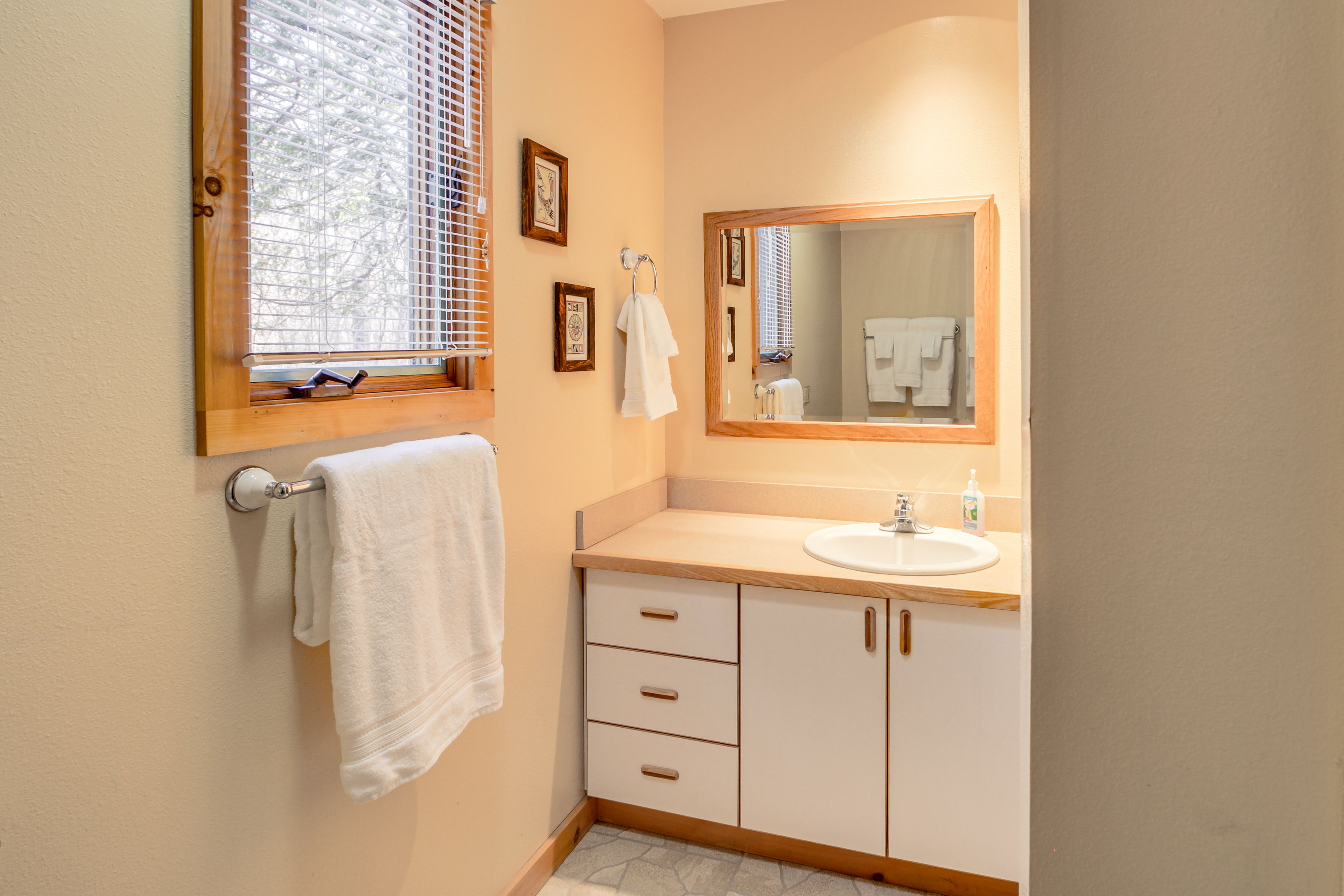 Full Bathroom | Shower | Towels Provided | 2nd Floor