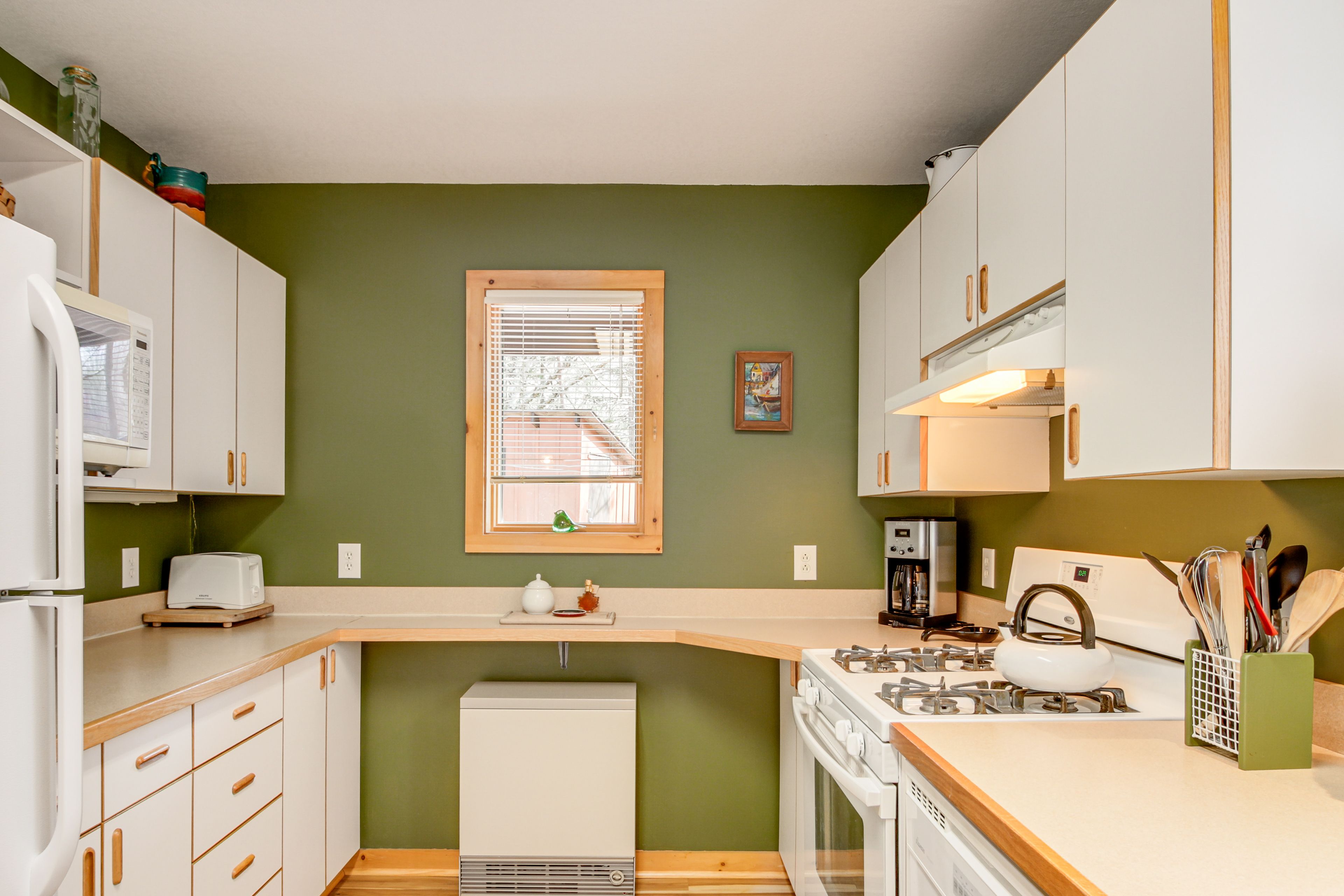 Kitchen | Breakfast Bar | Dishwasher | 1st Floor