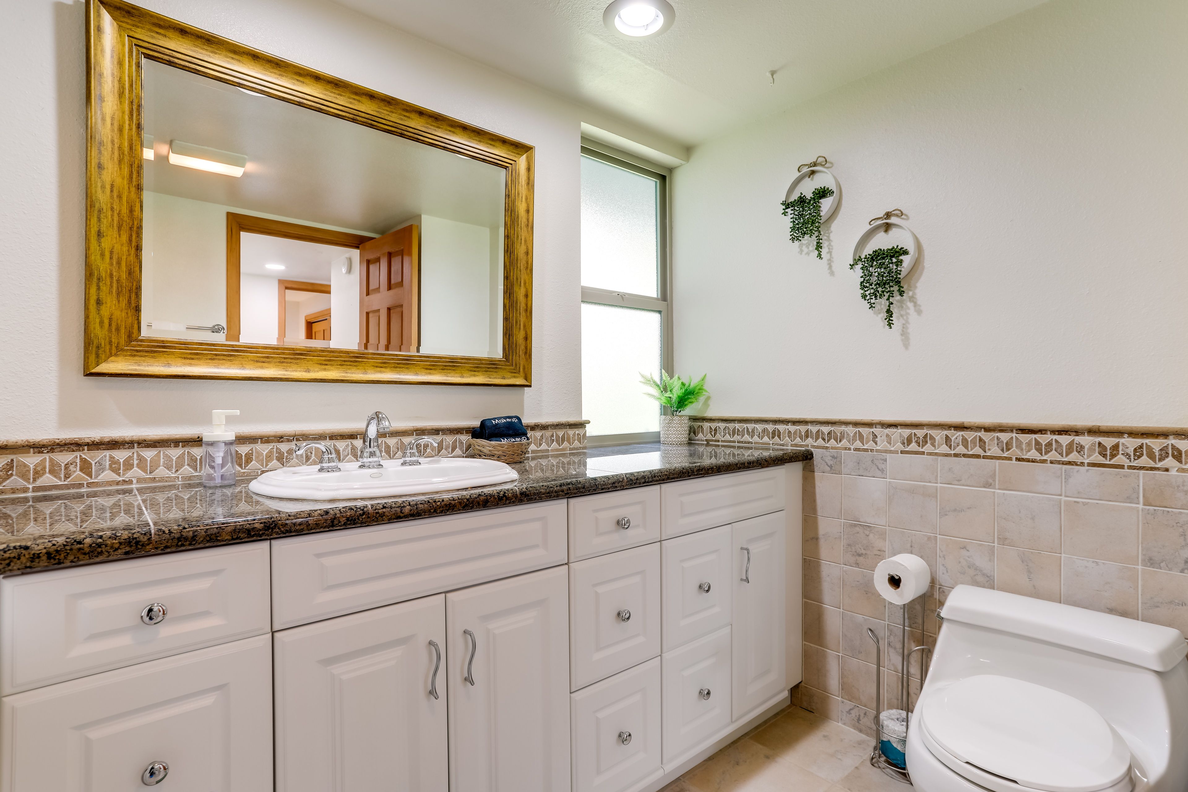 Full Bathroom | 2nd Floor