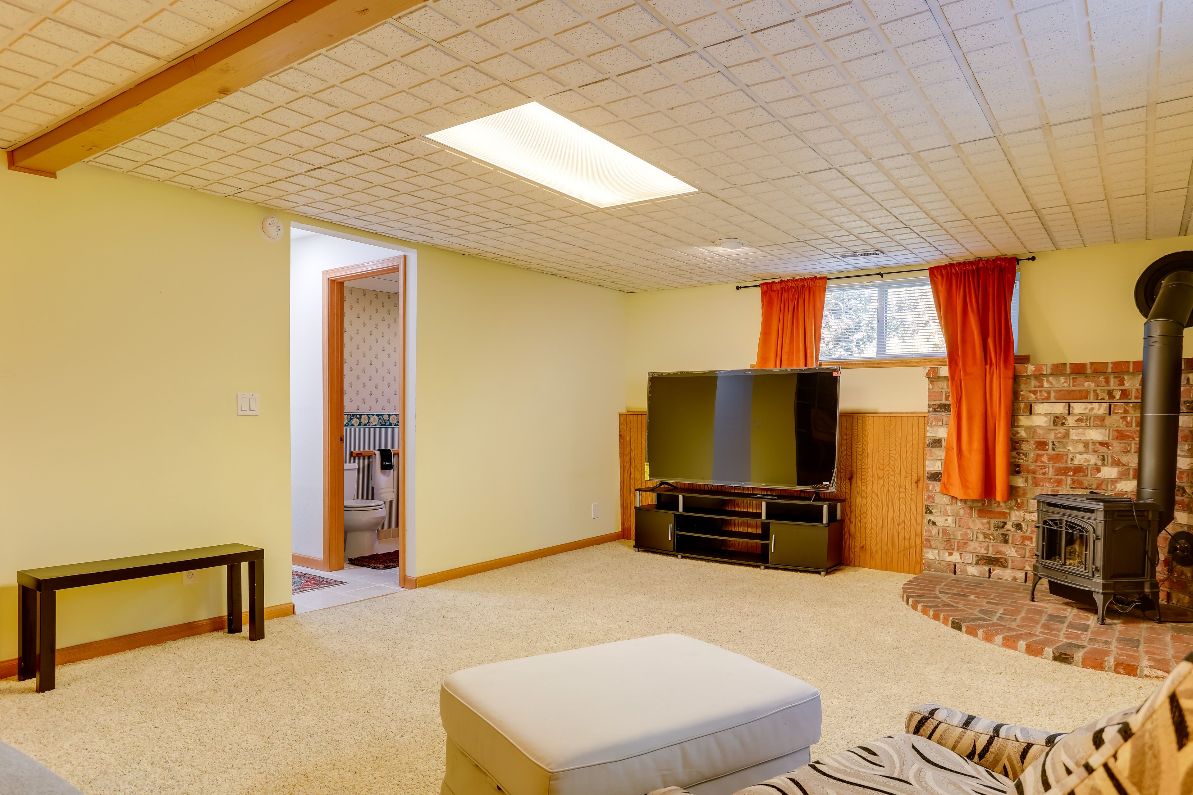 Living Room | Lower Level | Smart TV