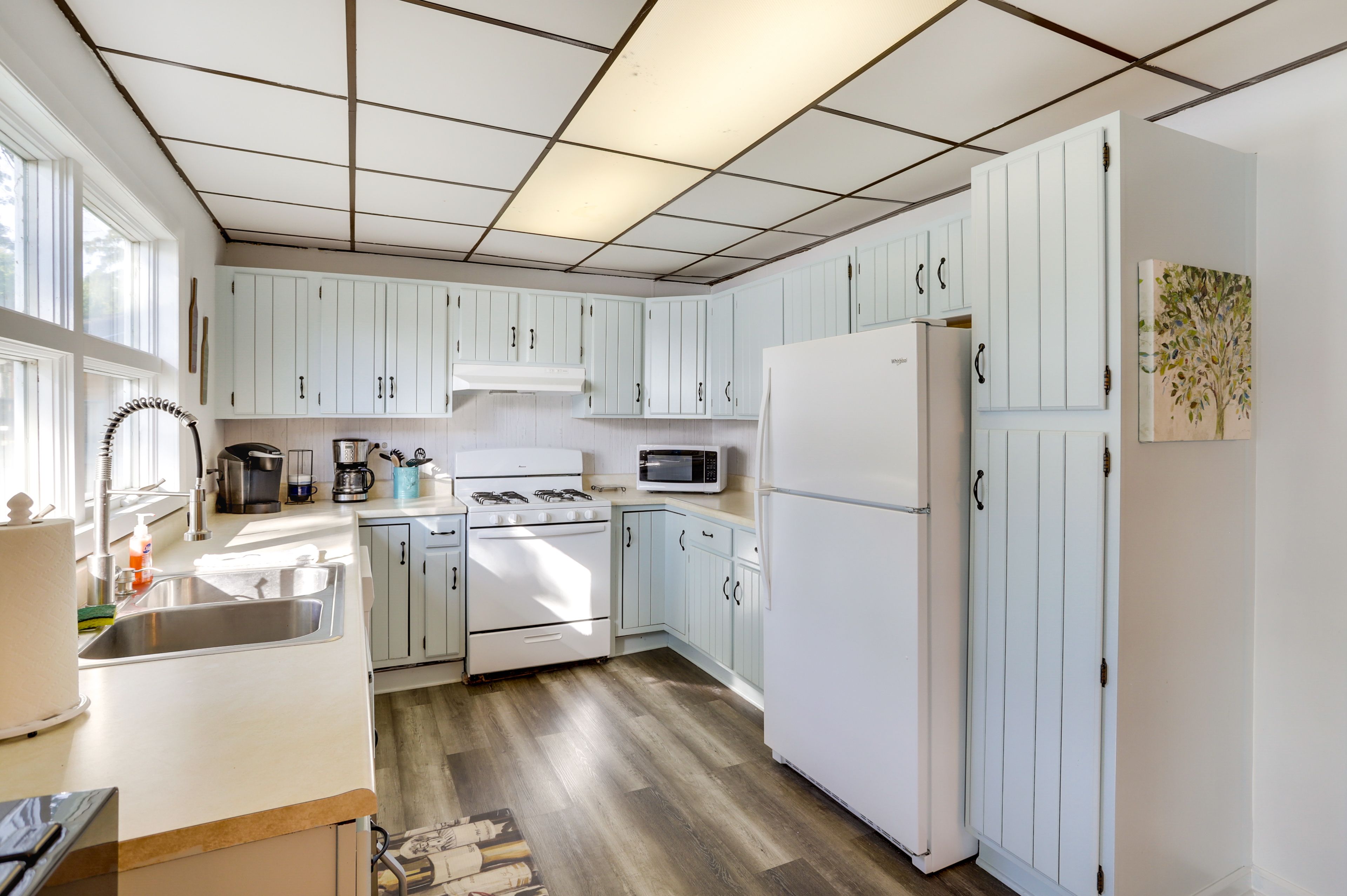 Kitchen | Cooking Basics | Coffee Maker | Paper Towels/Trash Bags Provided