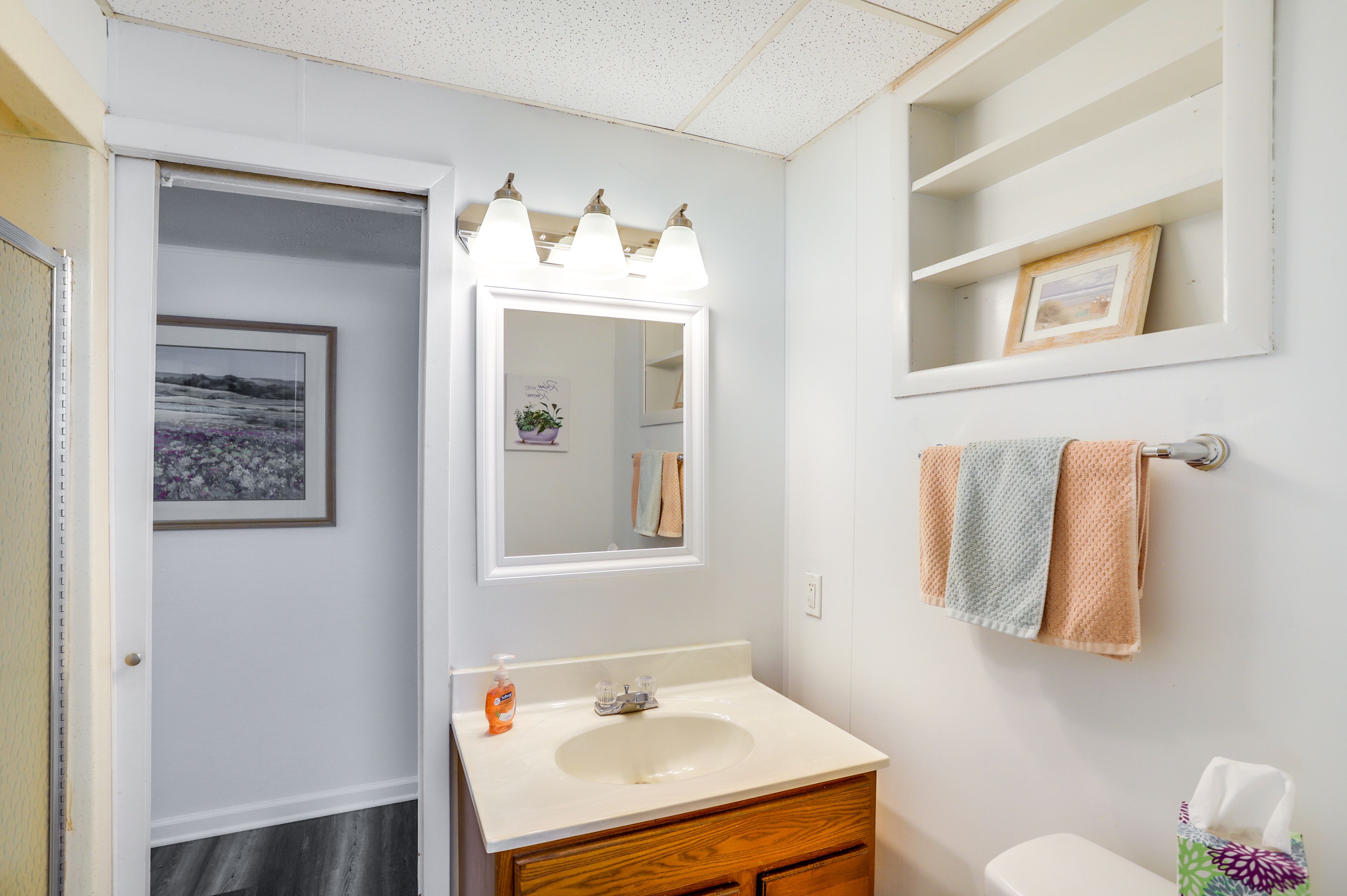 Shared En-Suite Bathroom | Towels Provided