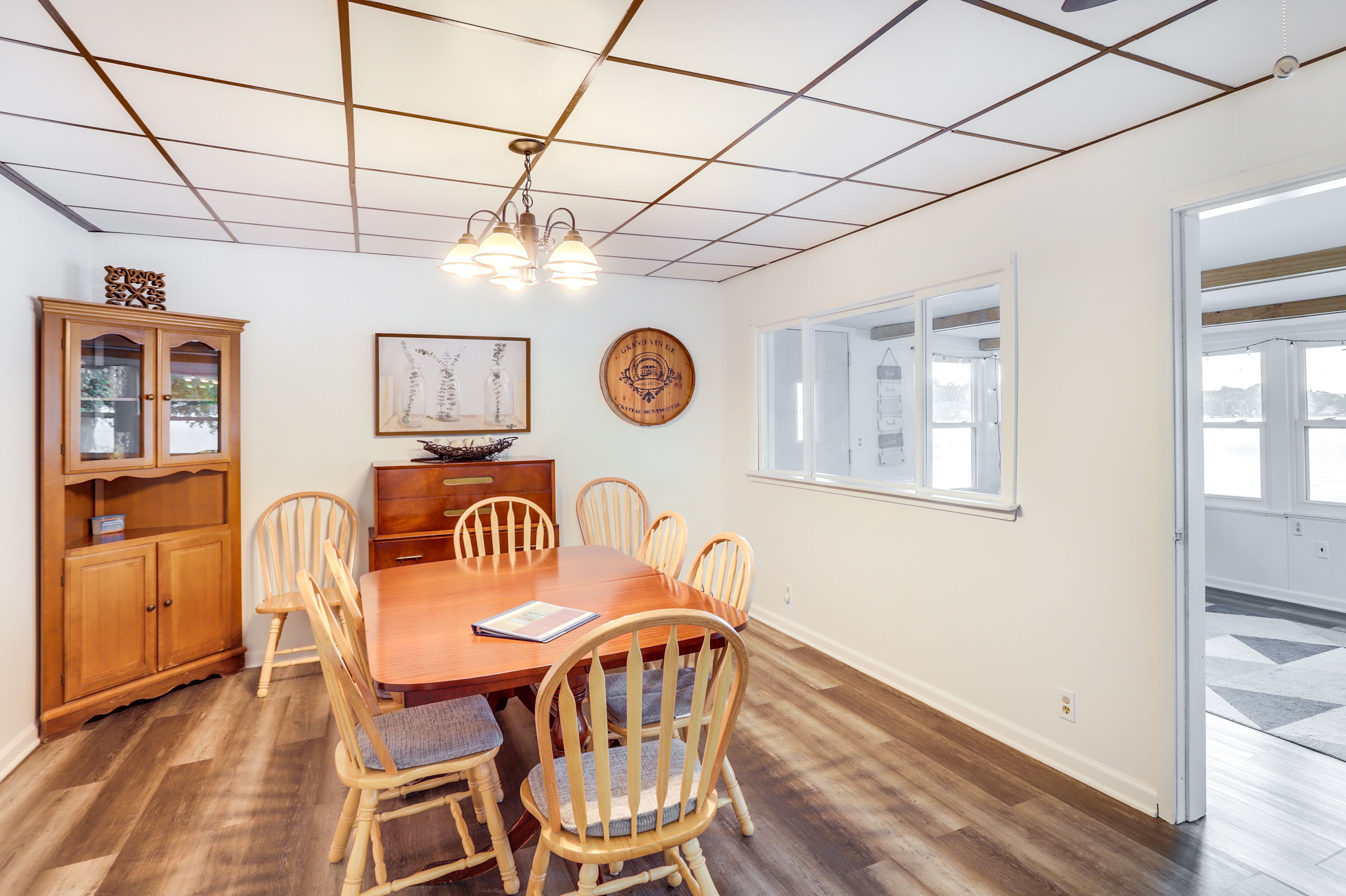 Dining Area | Dishware/Flatware Provided