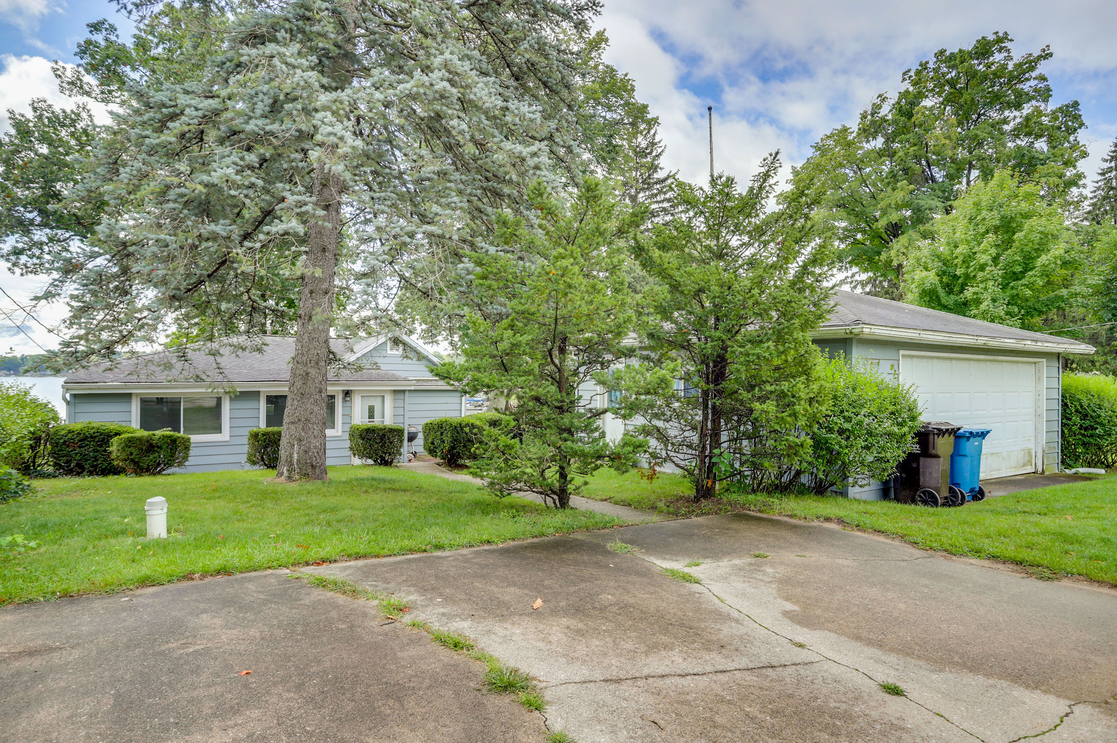 Addt’l Parking | RV/Trailer Parking Allowed