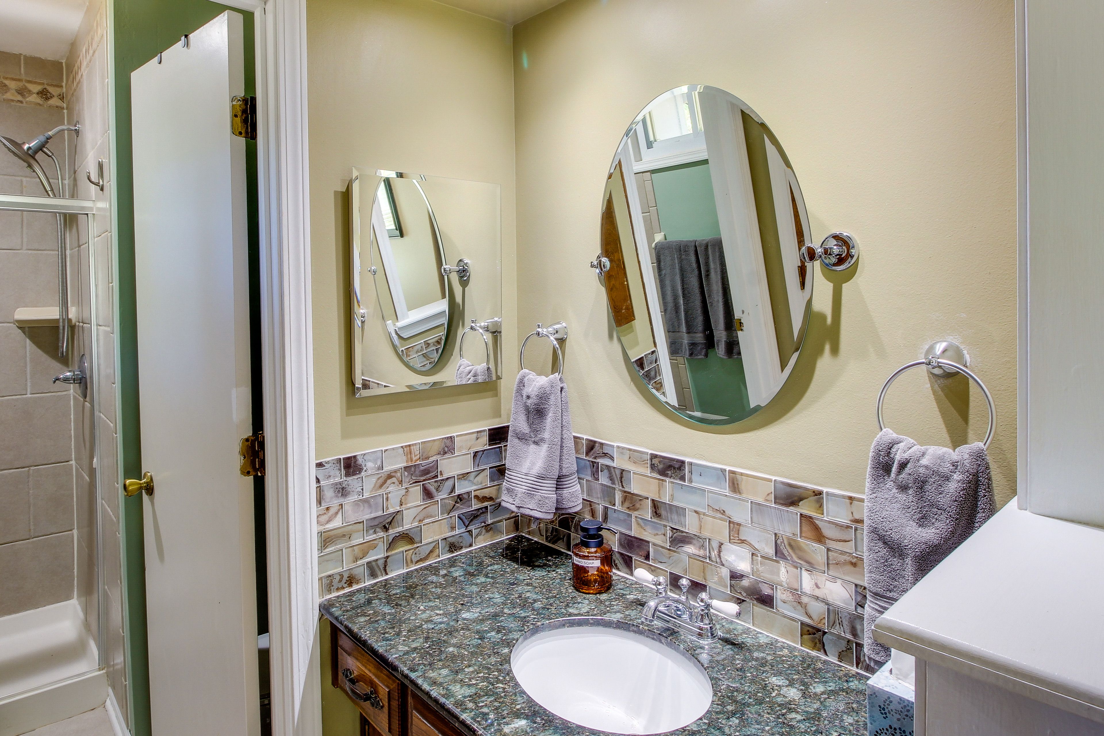 Full Bathroom | Towels Provided | Hair Dryer