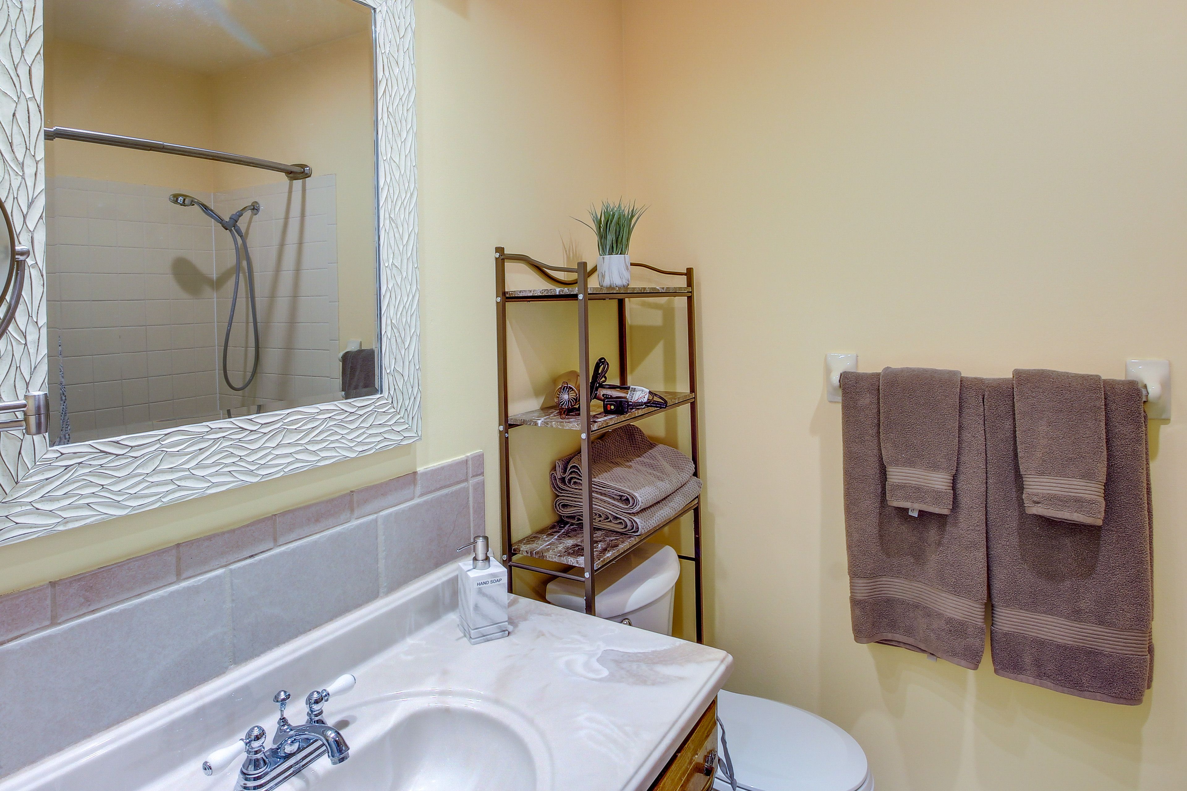 Full Bathroom | Complimentary Toiletries