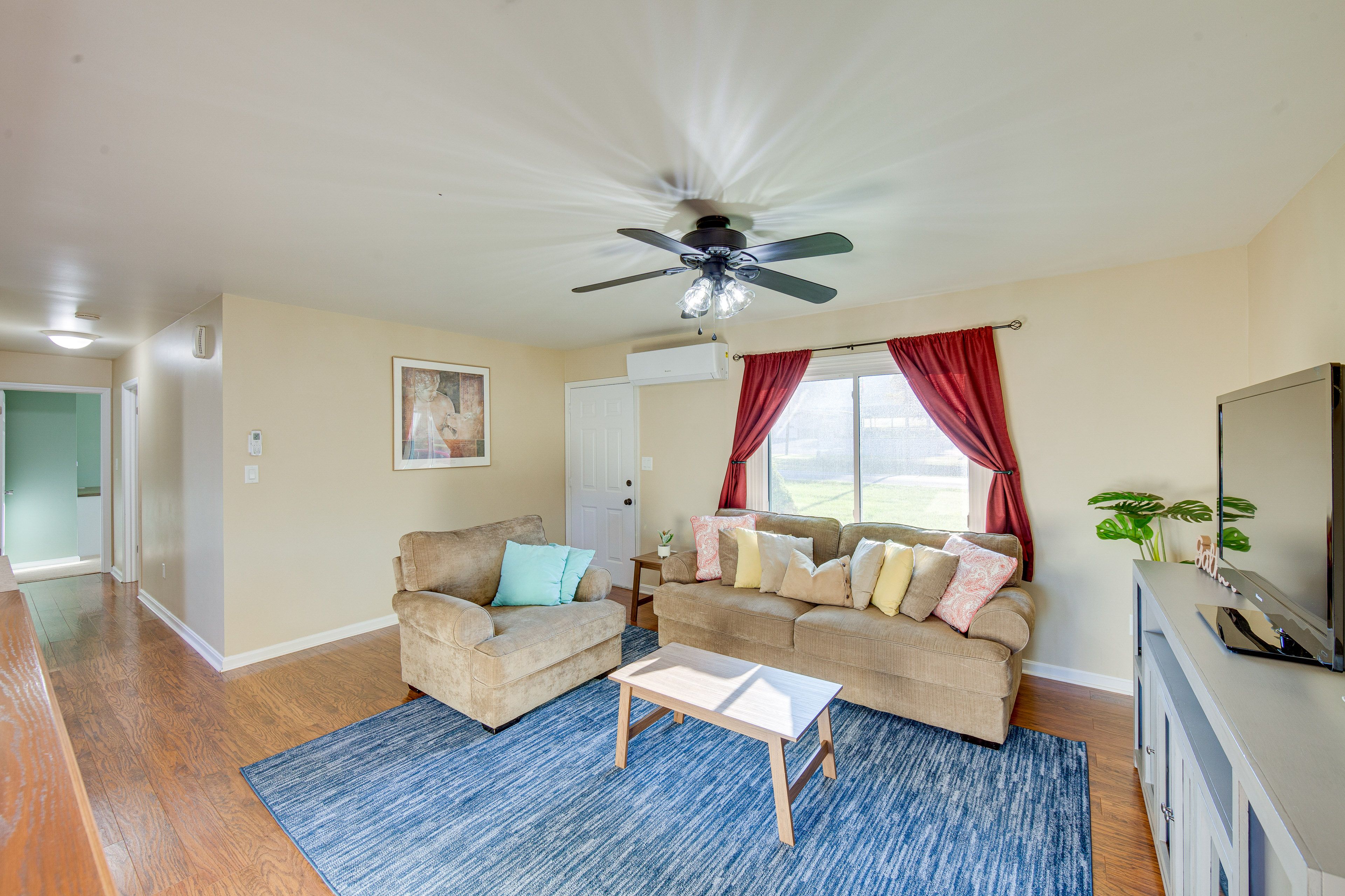 Living Room | Free WiFi | Smart TV | Mini-Split A/C & Heating