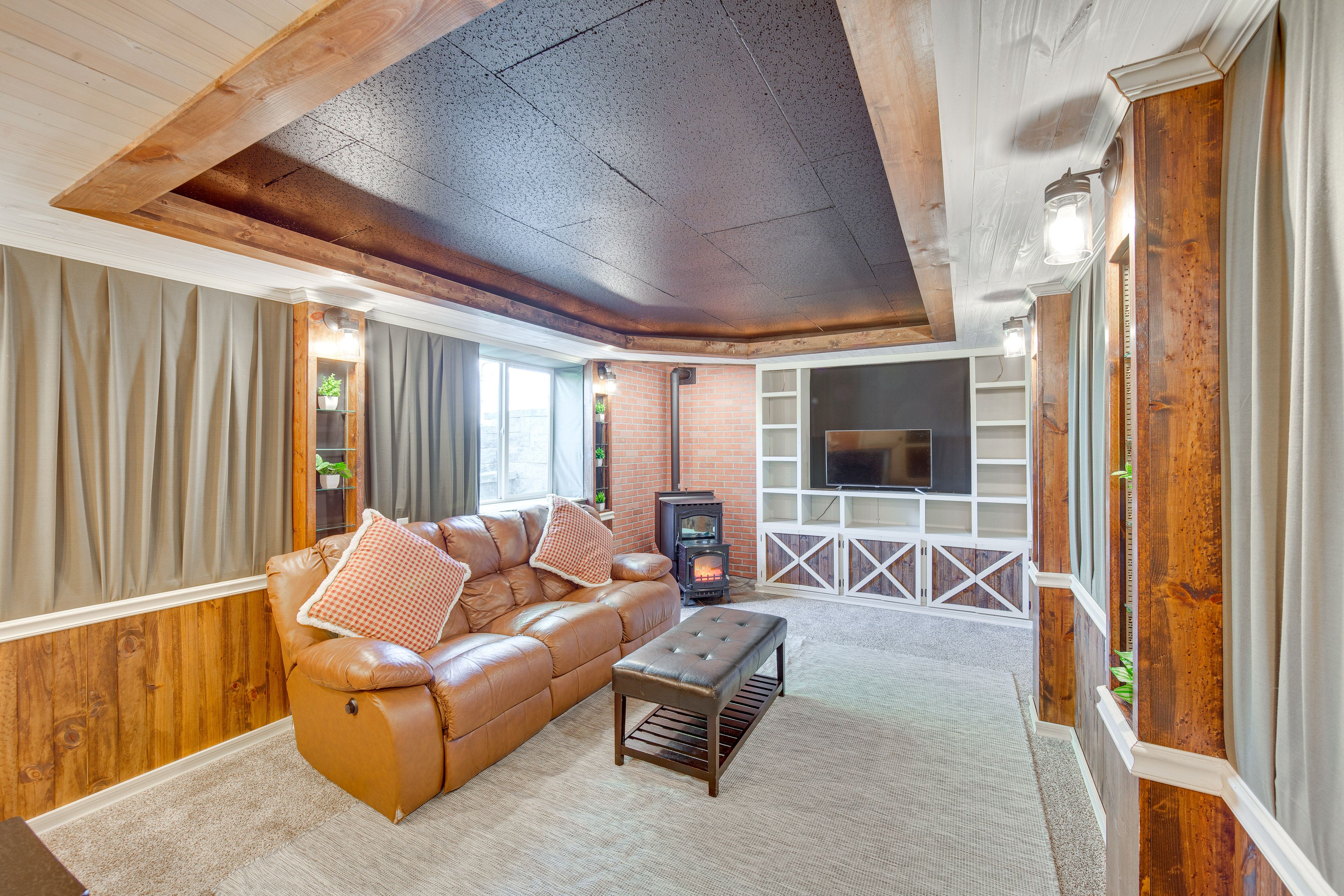 Living Area | Smart TV | Gas Fireplace