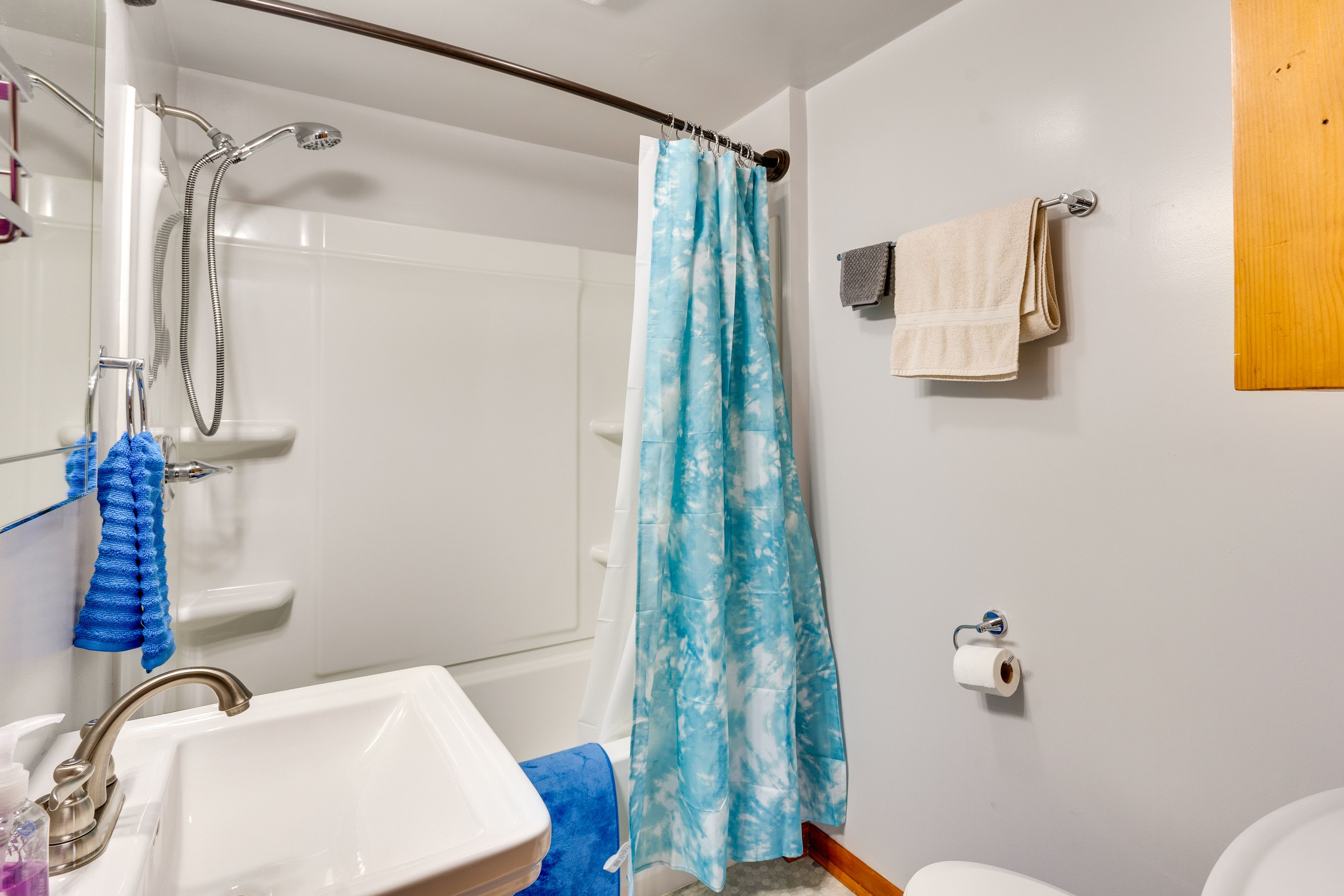 Full Bathroom | Shower/Tub Combo | Complimentary Toiletries | Towels Provided