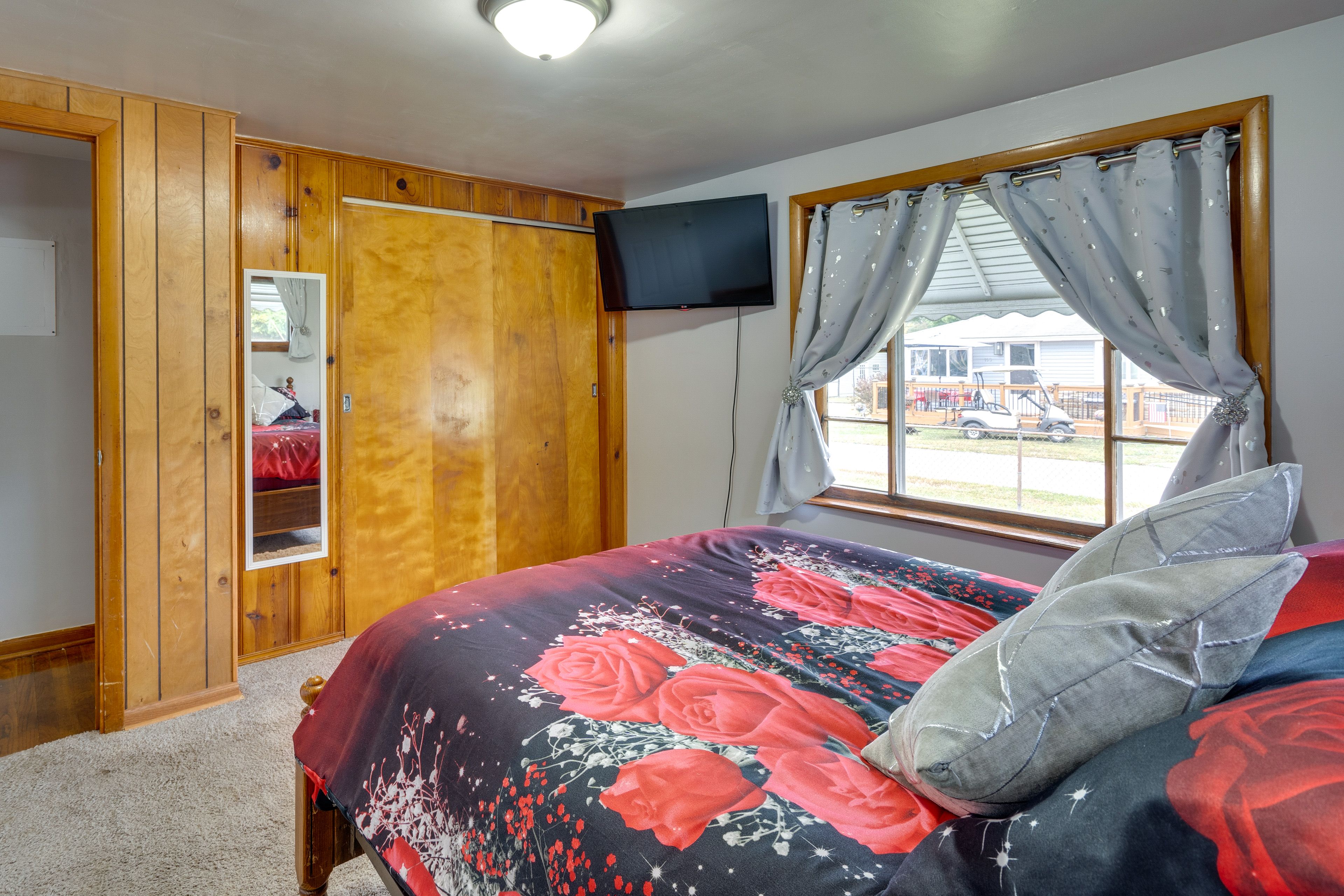 Bedroom 1 | Full Bed | Smart TV | Linens Provided