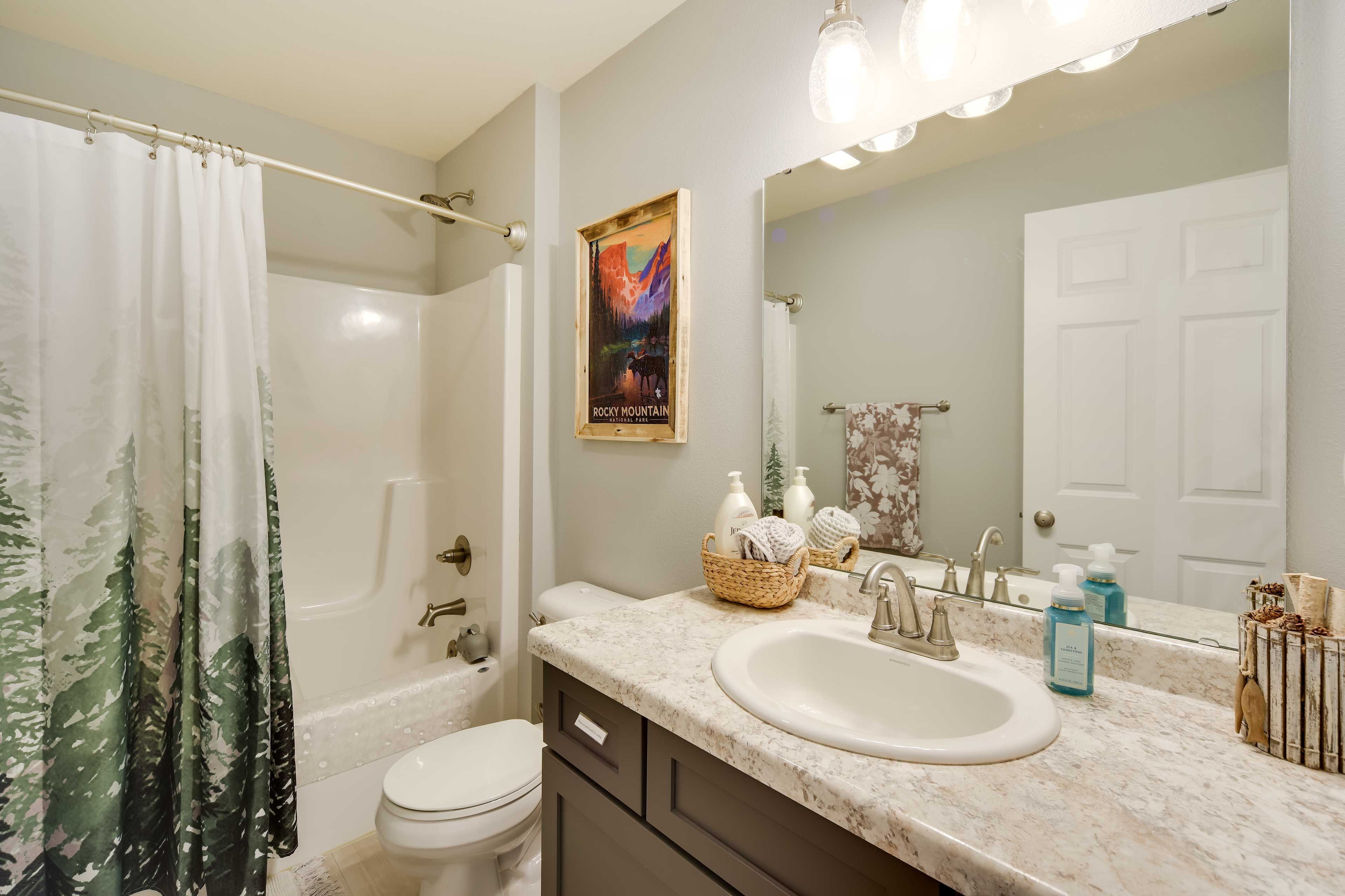 Full Bathroom | Towels Provided | Complimentary Toiletries