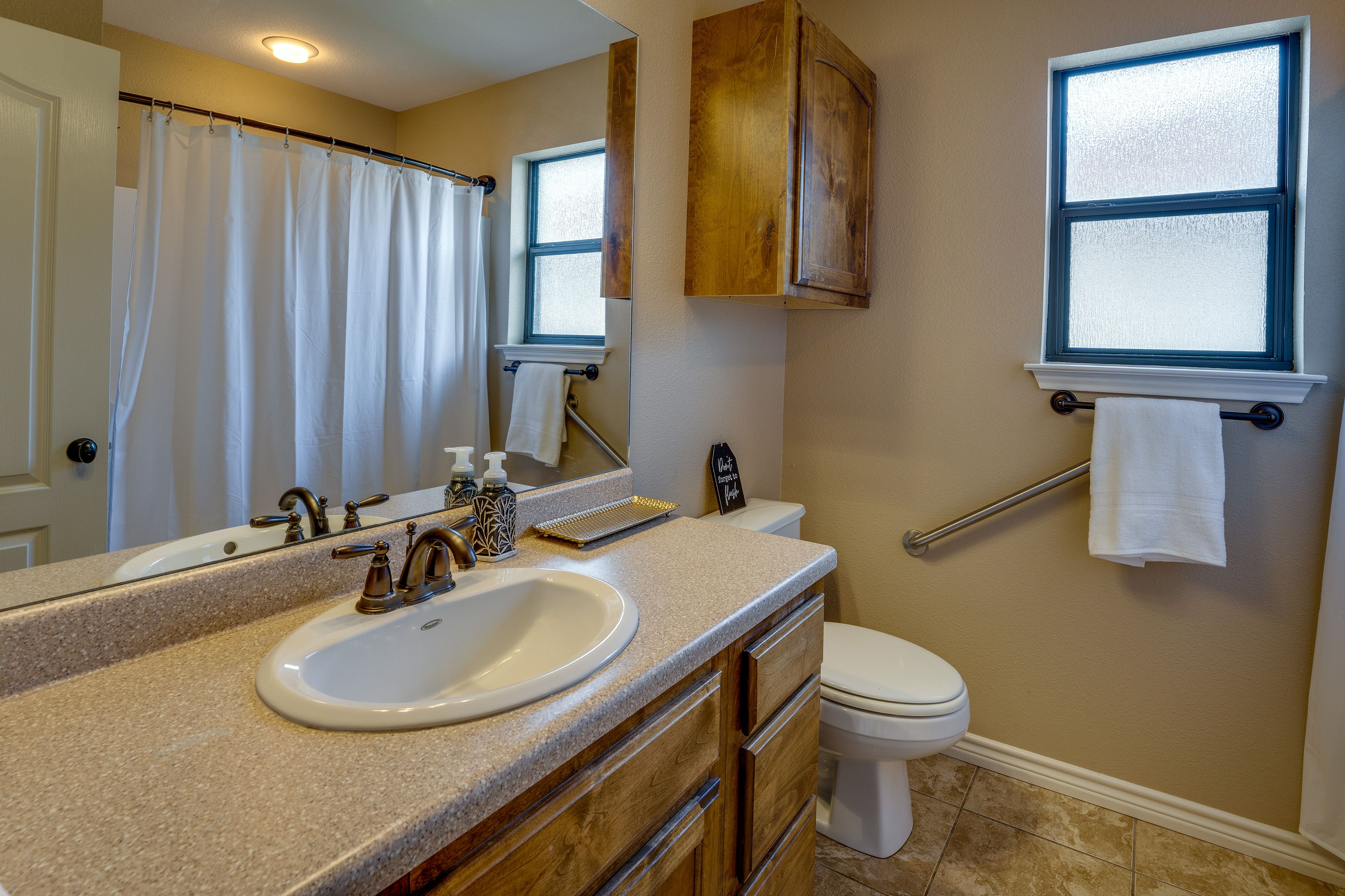 Full Bathroom | Towels Provided