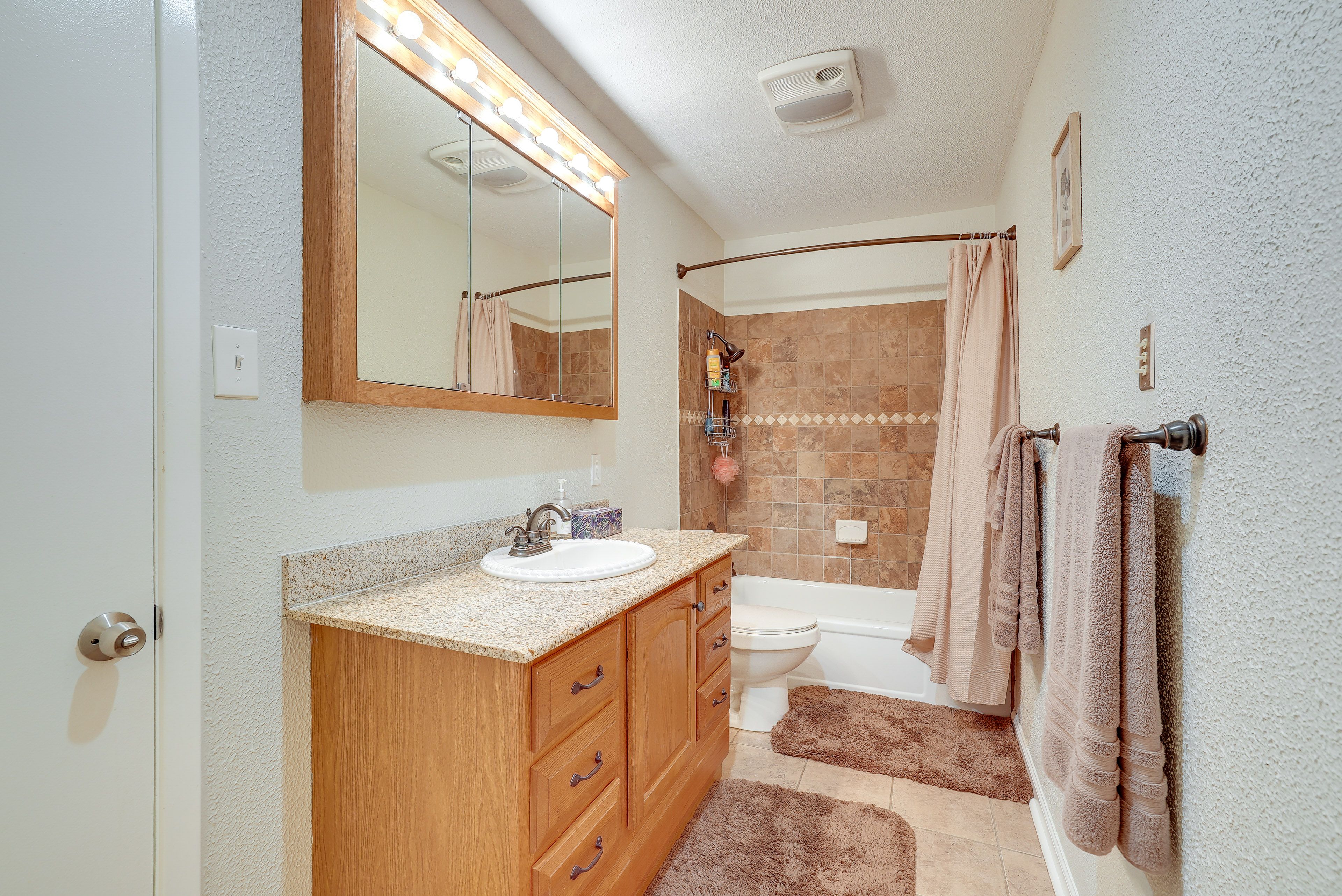 Full Bathroom | Towels Provided