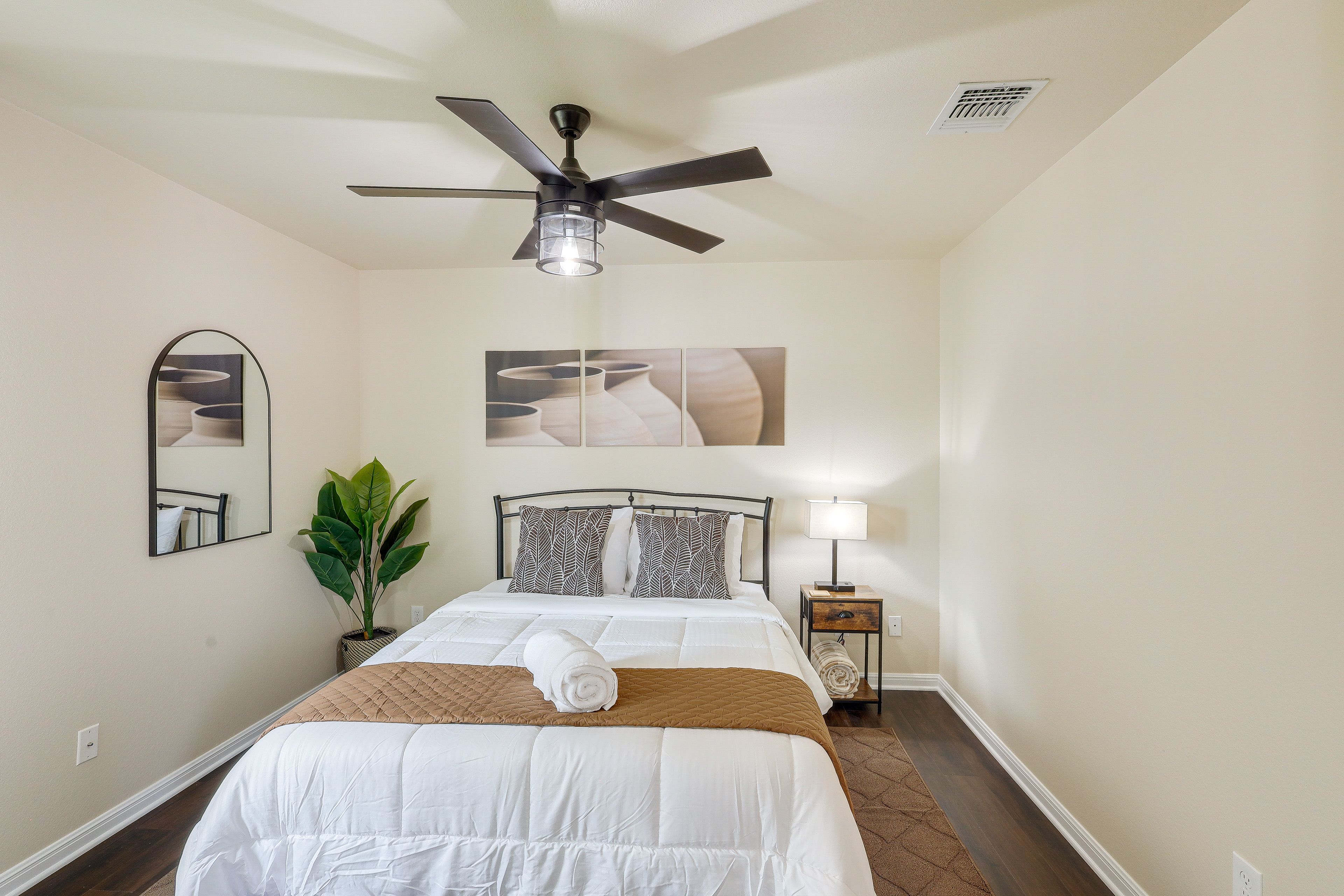 Bedroom 3 | Queen Bed