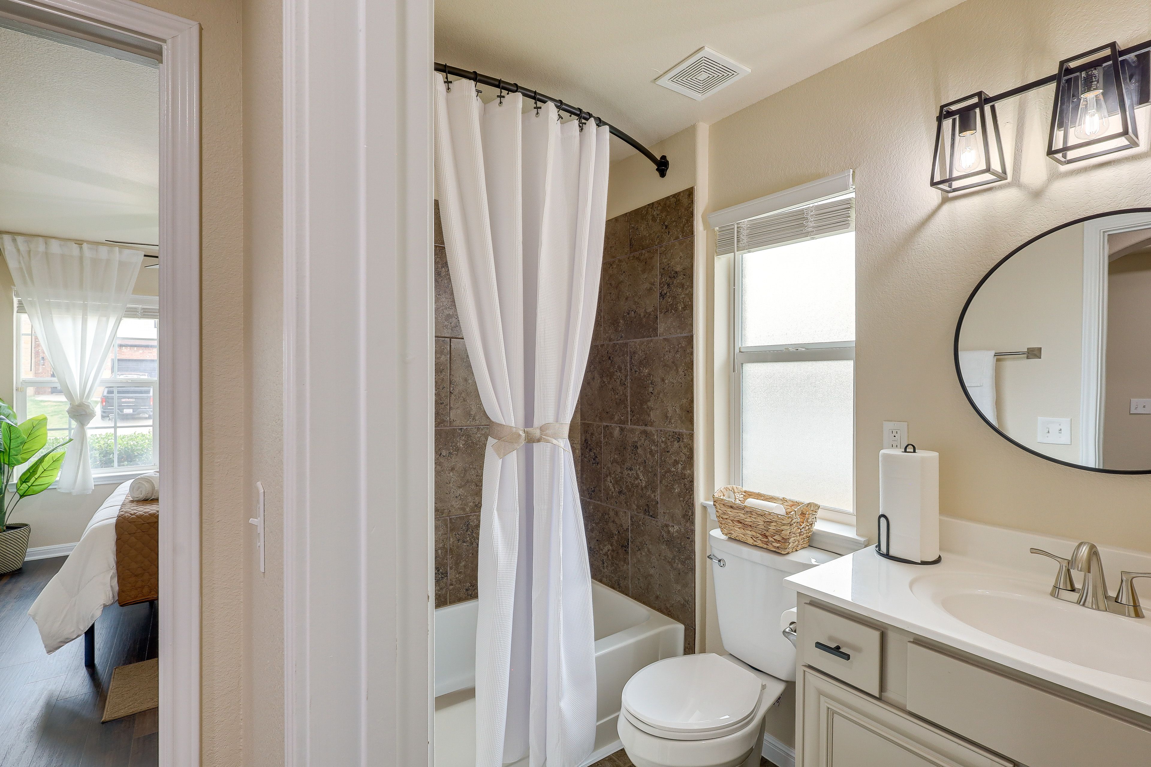 Full Bathroom | Towels Provided