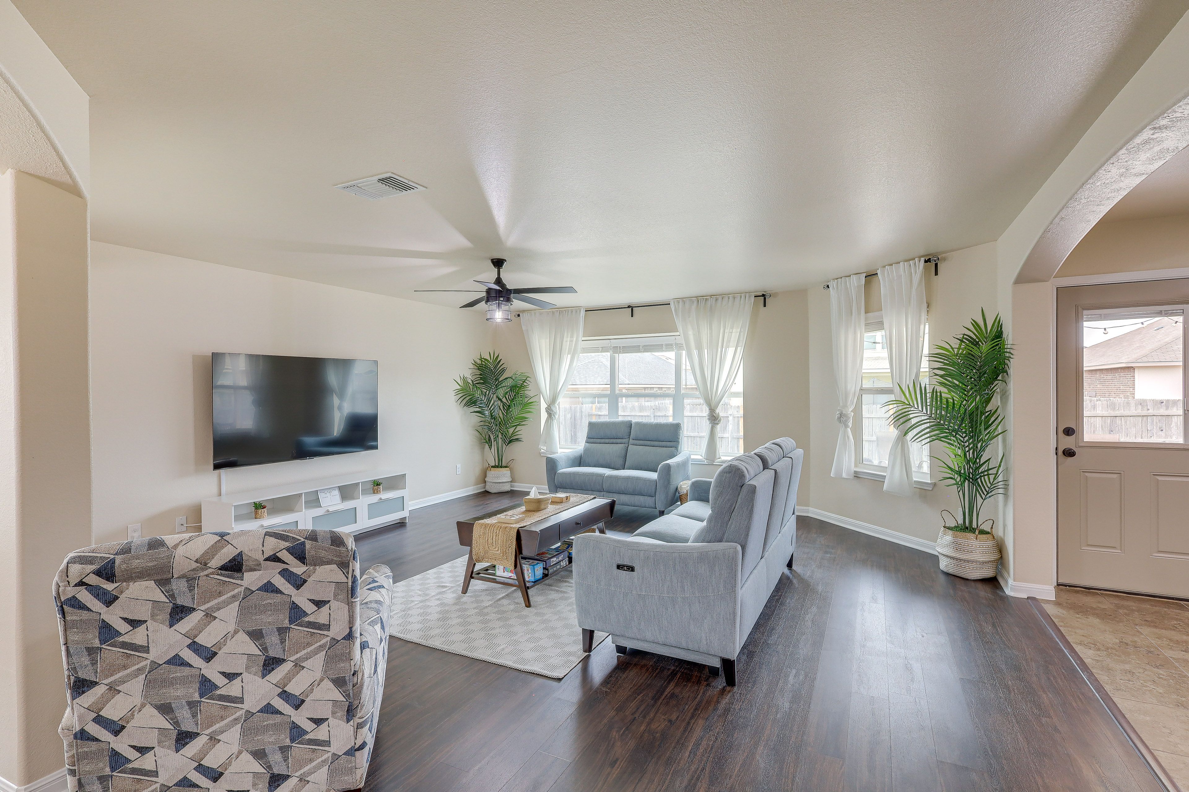 Living Room | Smart TV | Central Air Conditioning/Heat
