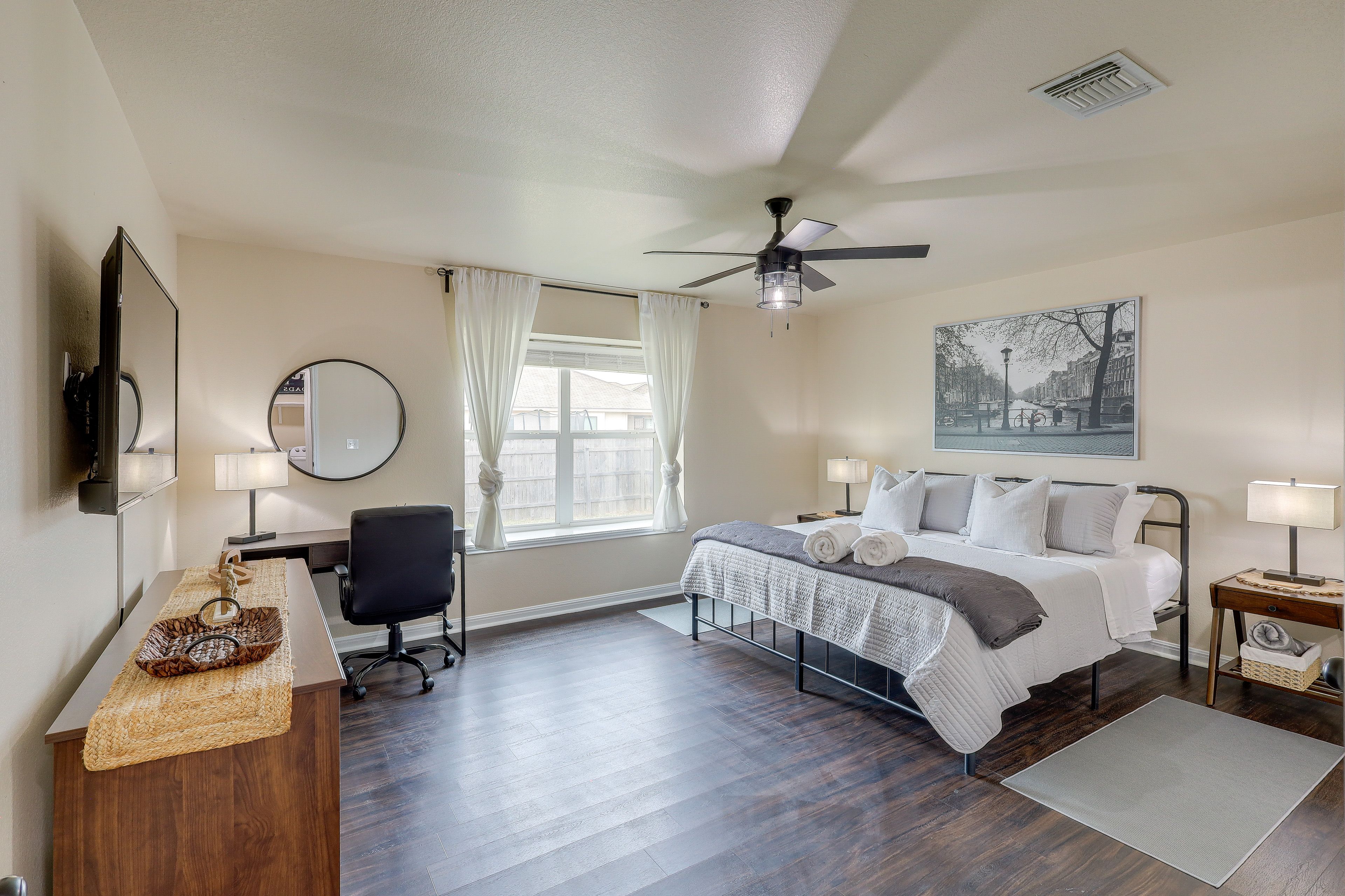 Bedroom Suite | King Bed | Smart TV | Workstation