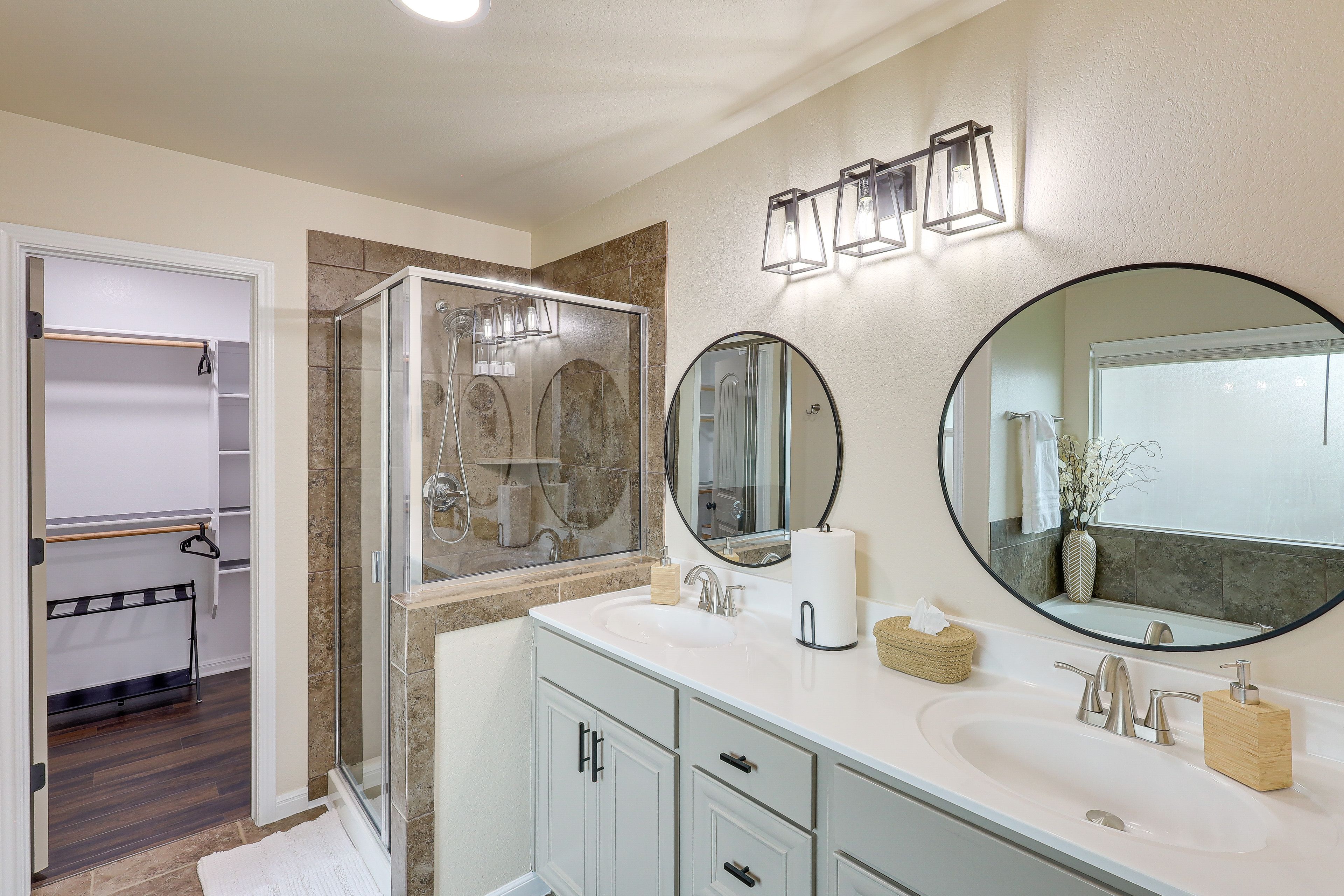 En-Suite Bathroom | Soaking Tub | Complimentary Toiletries