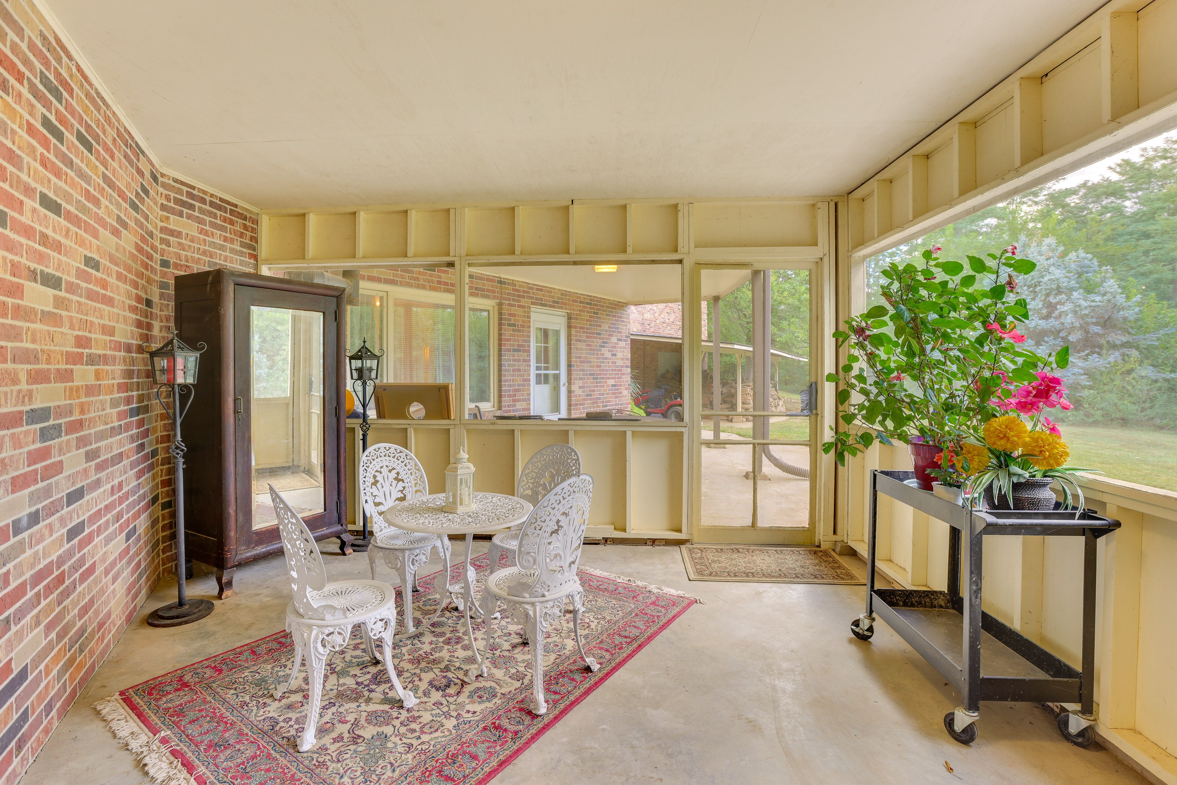 Screened Porch | Outdoor Dining Area