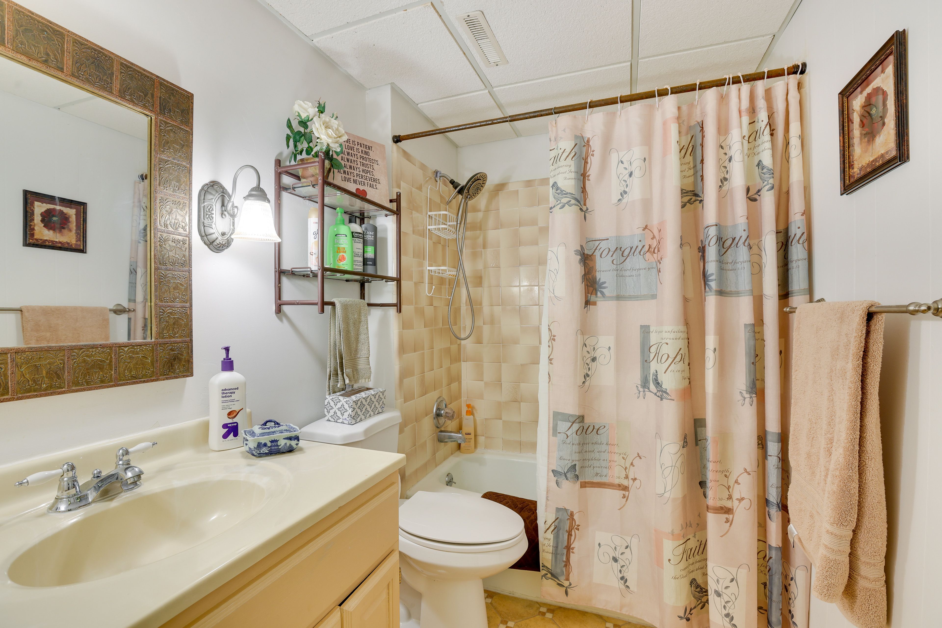 Full Bathroom | Complimentary Toiletries | Towels Provided