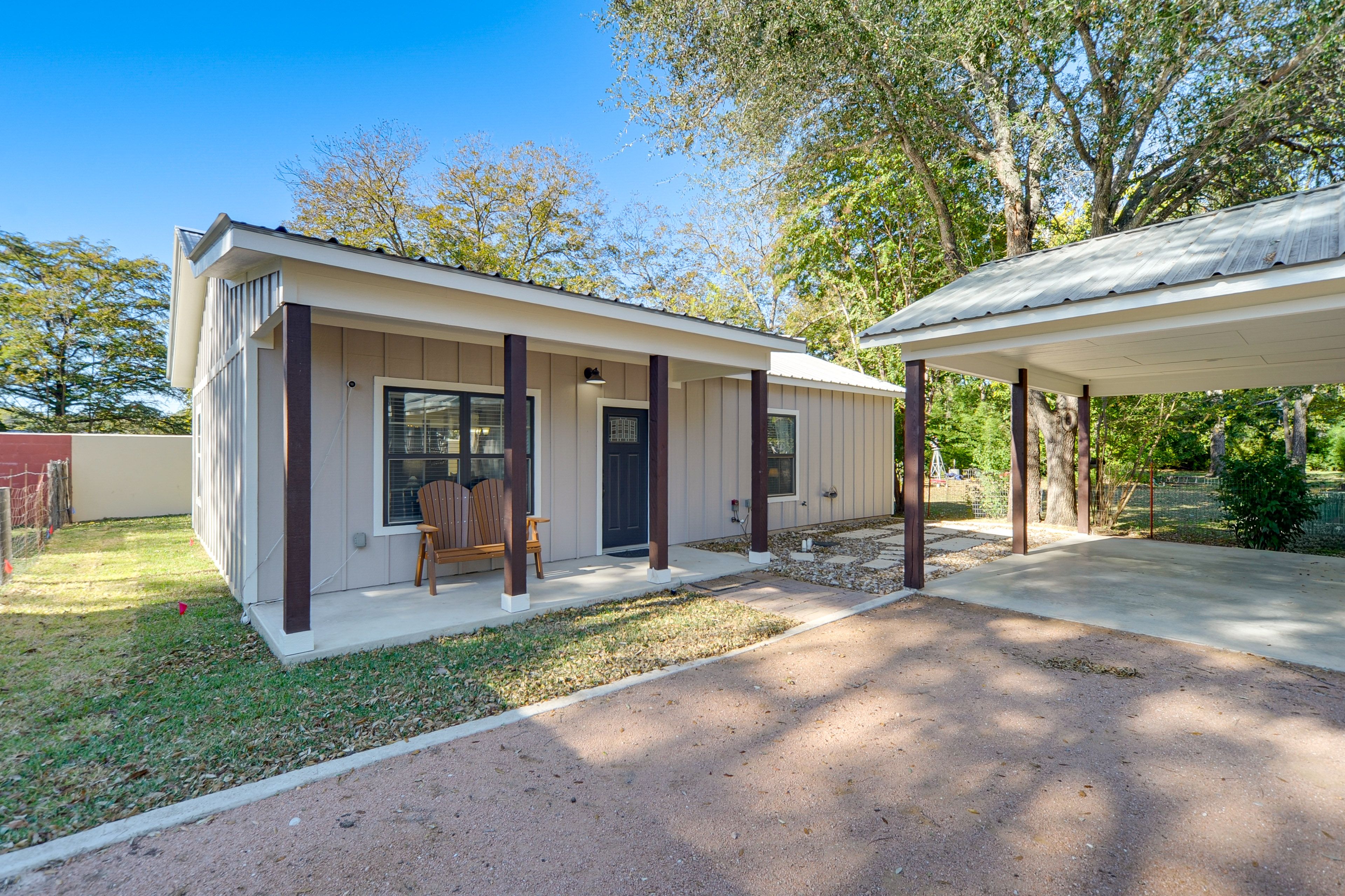 Parking | Single-Stall Carport (1 Vehicle) | Addt'l Driveway Parking (1 Vehicle)
