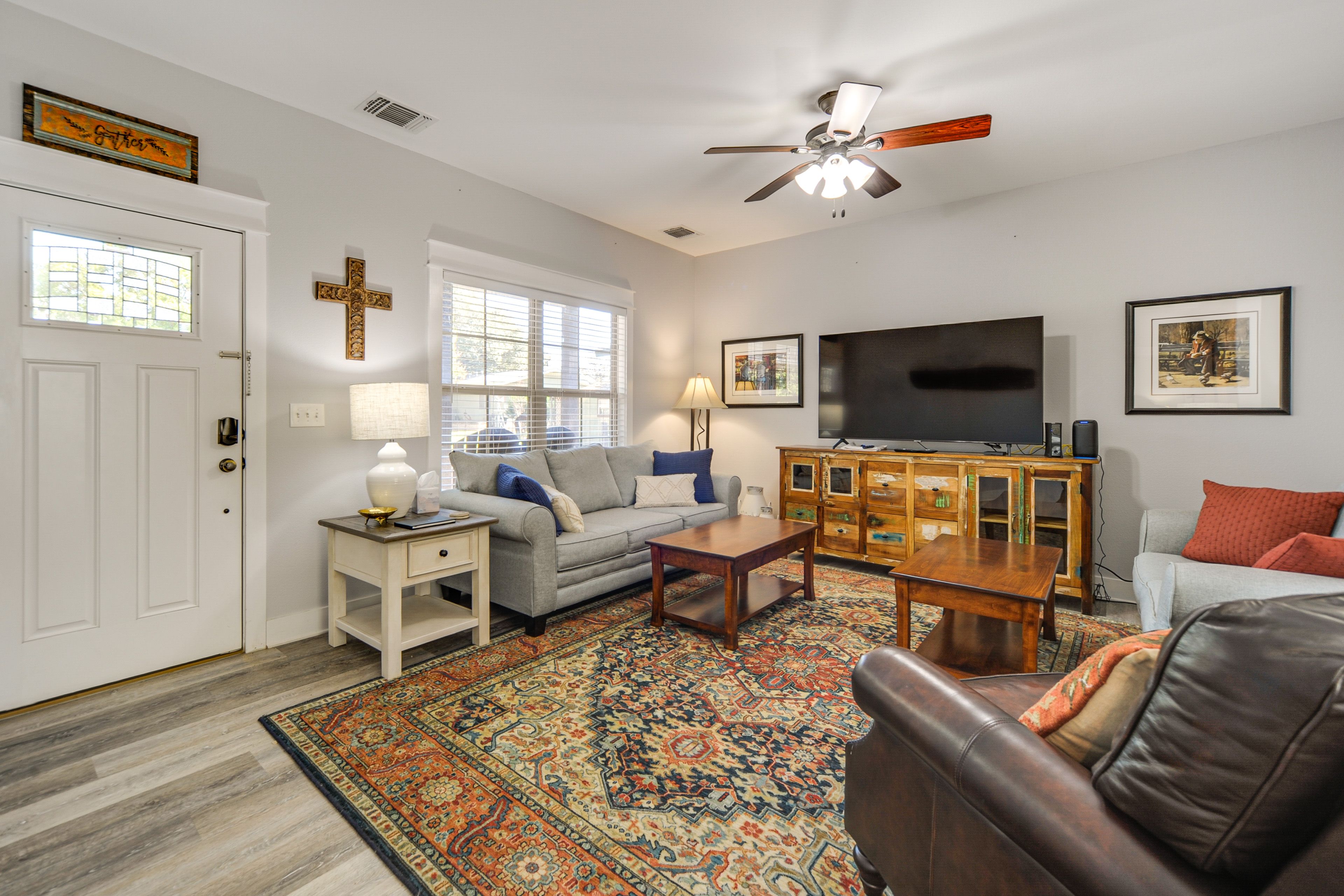 Living Room | Free WiFi | Smart TV | Central A/C