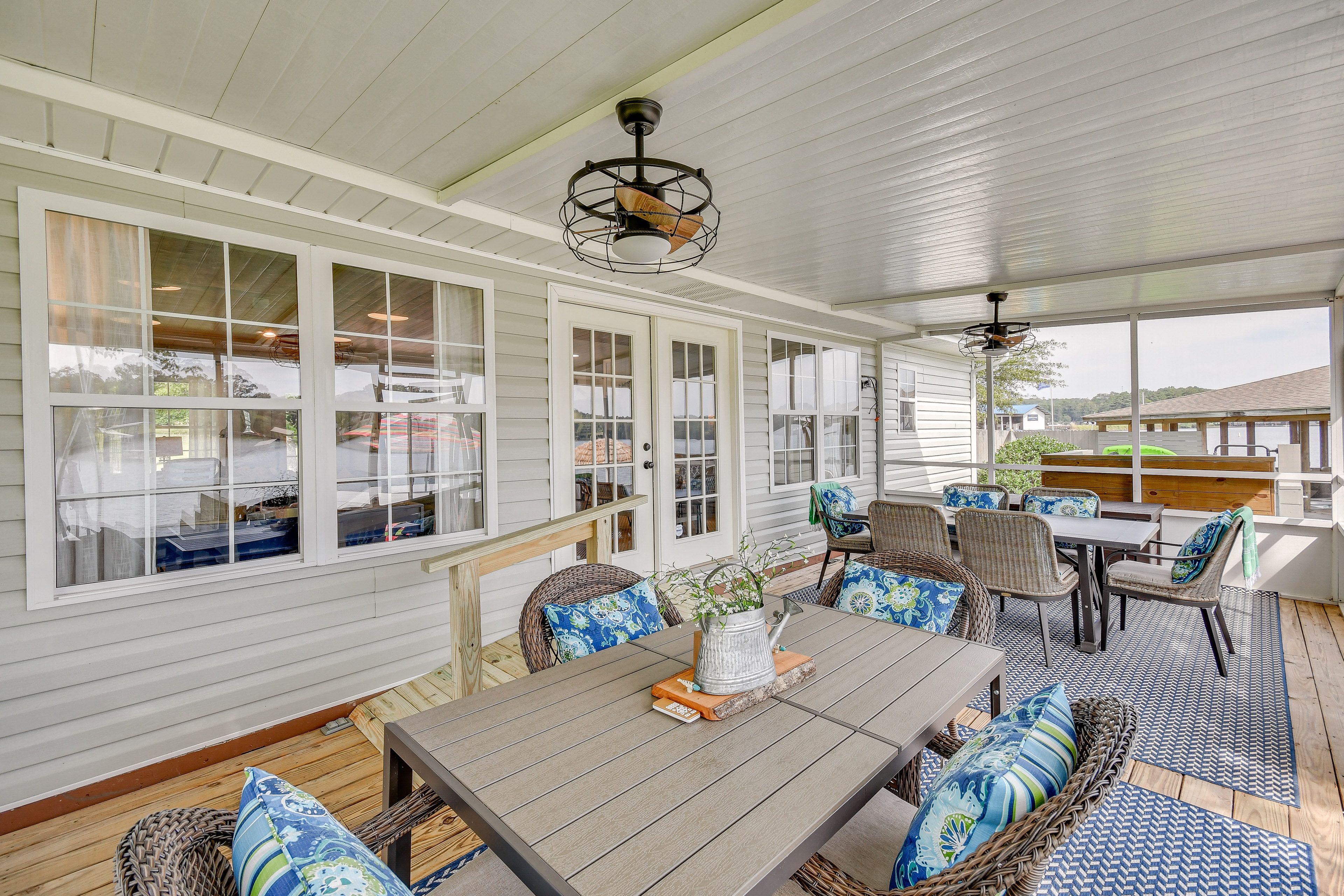 Screened Porch | Outdoor Dining Area | Lake View