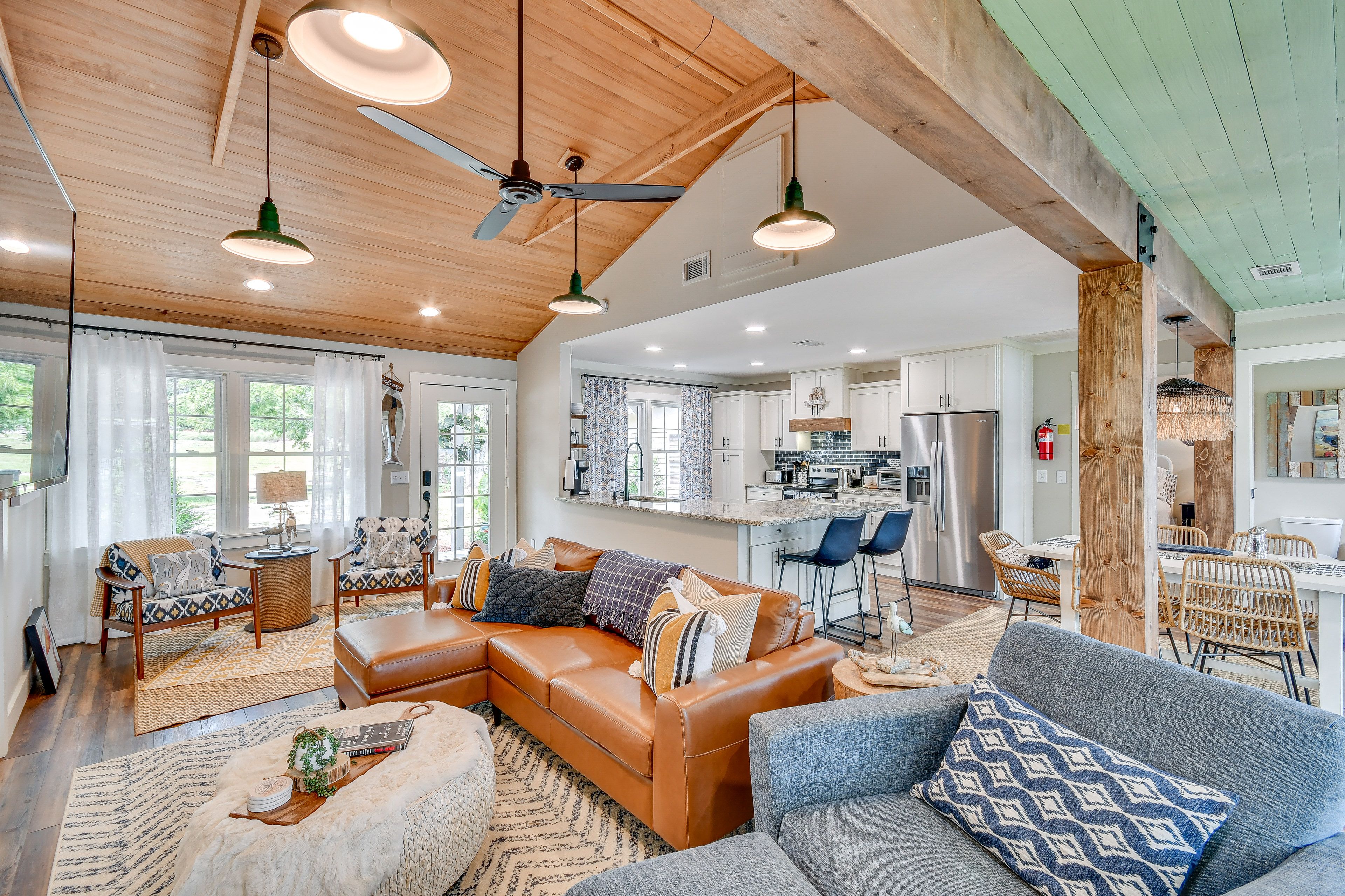 Living Room | Central A/C & Heating | Free WiFi | Smart TV w/ Hulu & Netflix