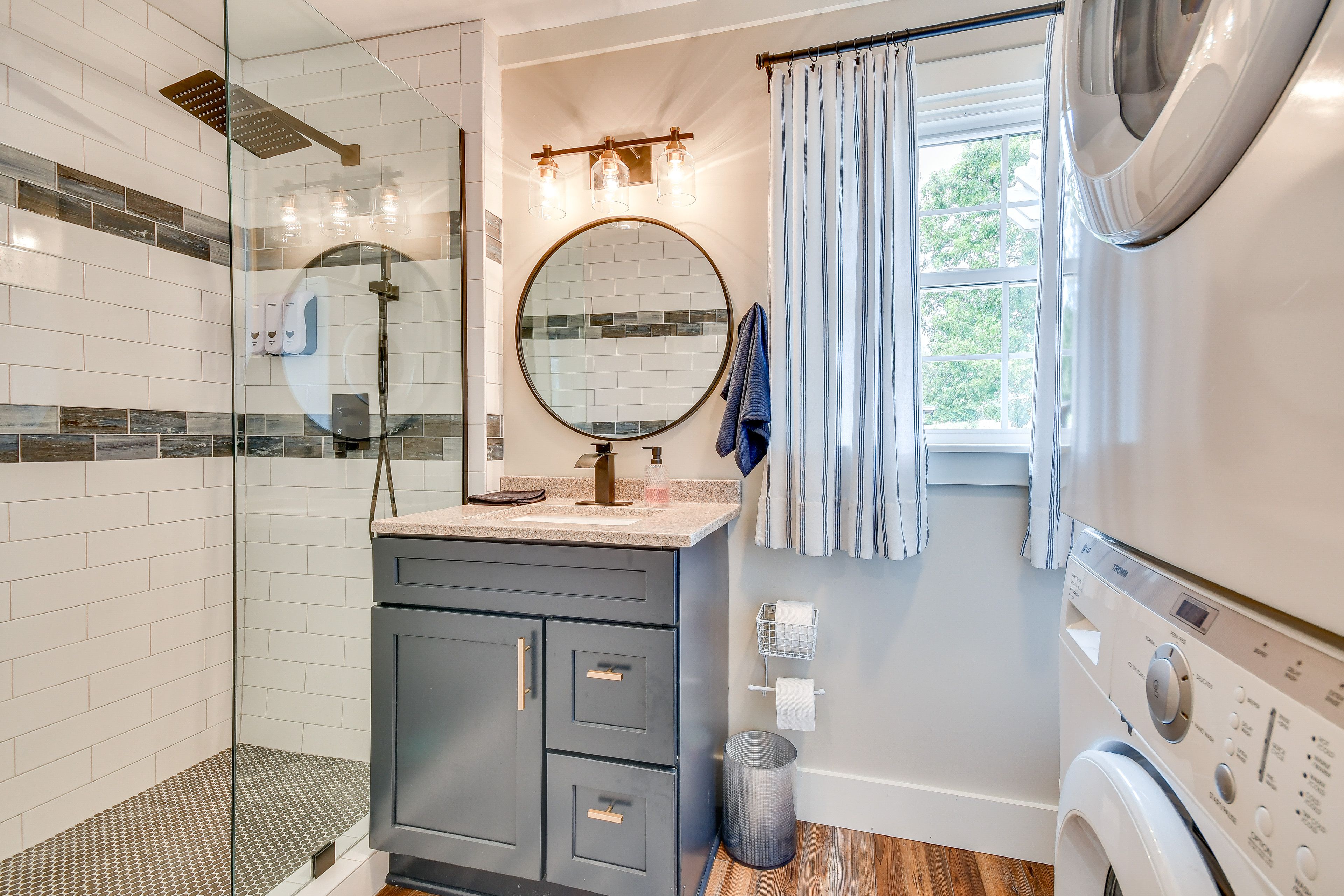 En-Suite Bathroom | Towels | Complimentary Toiletries | Grab Rail in Shower