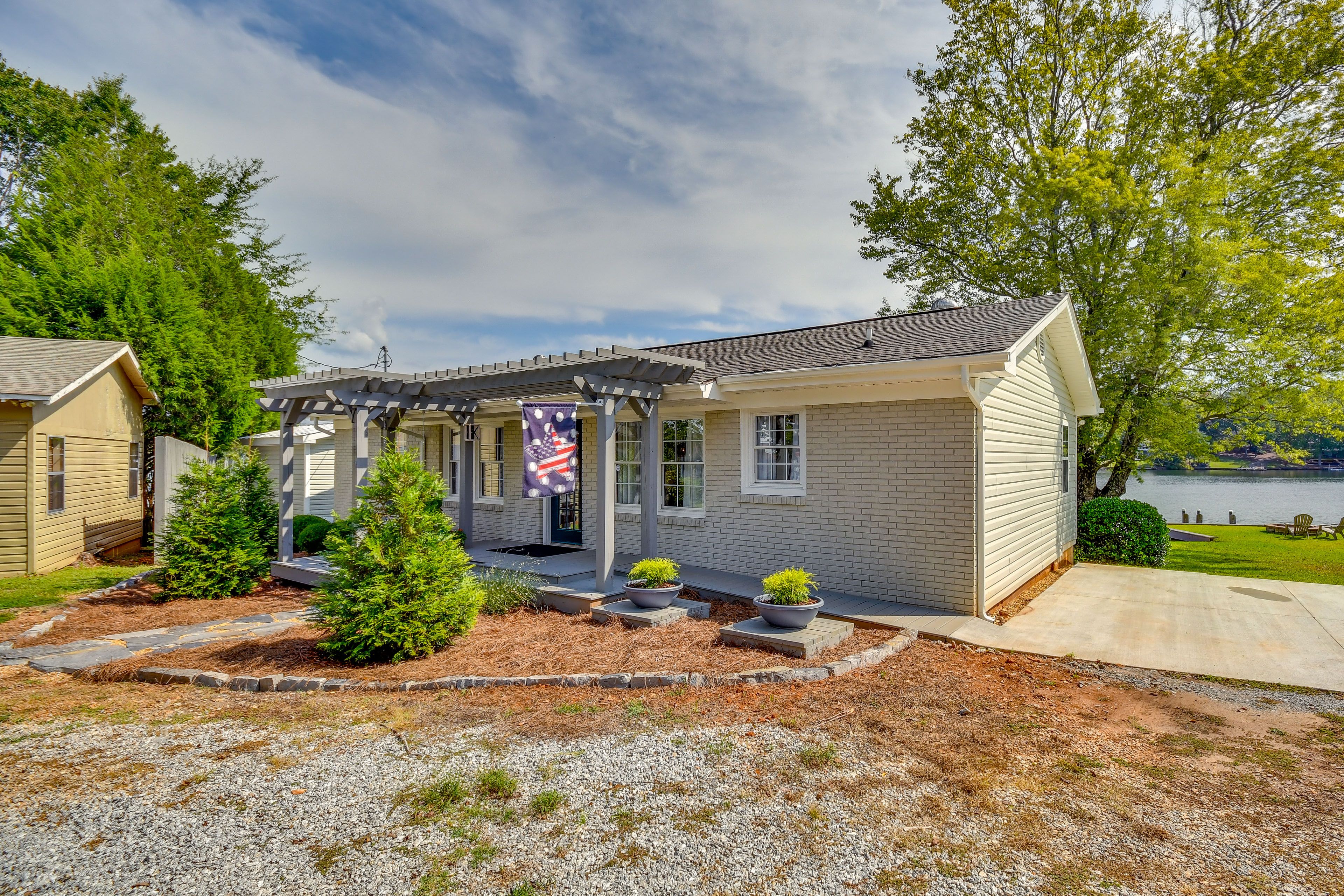 Property Exterior | Driveway (4 Vehicles) | Boat/Trailer Parking Allowed