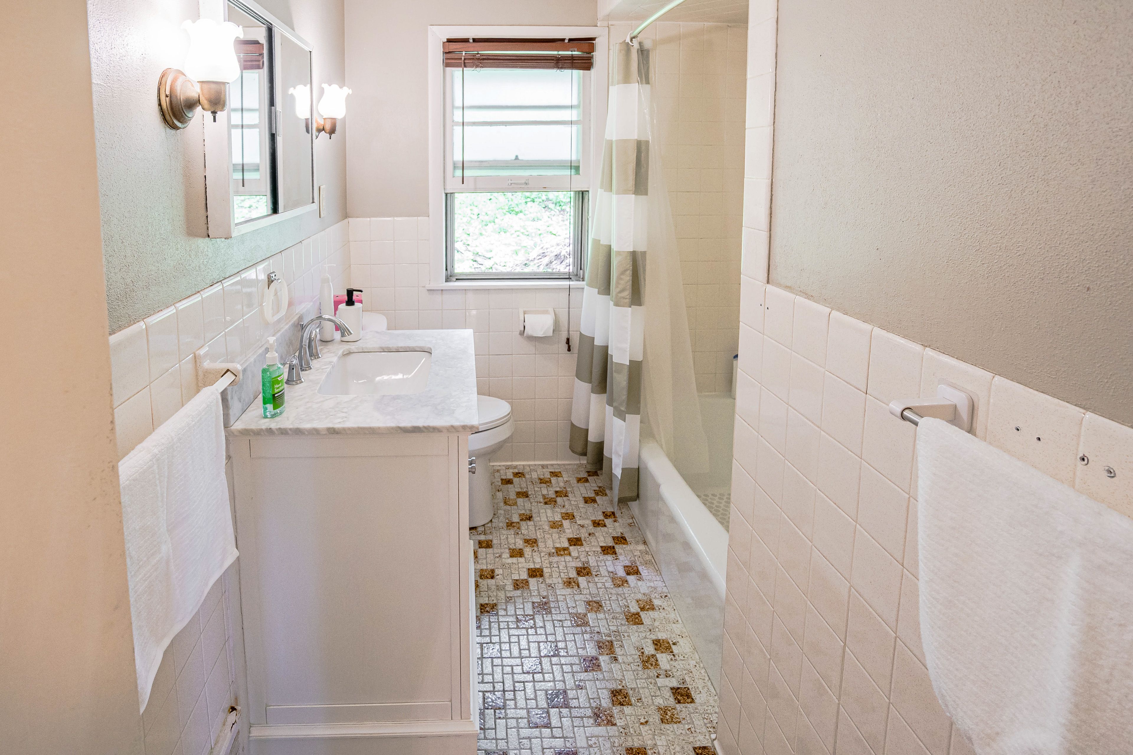 Full Bathroom | Main Floor | Complimentary Toiletries | Hair Dryer