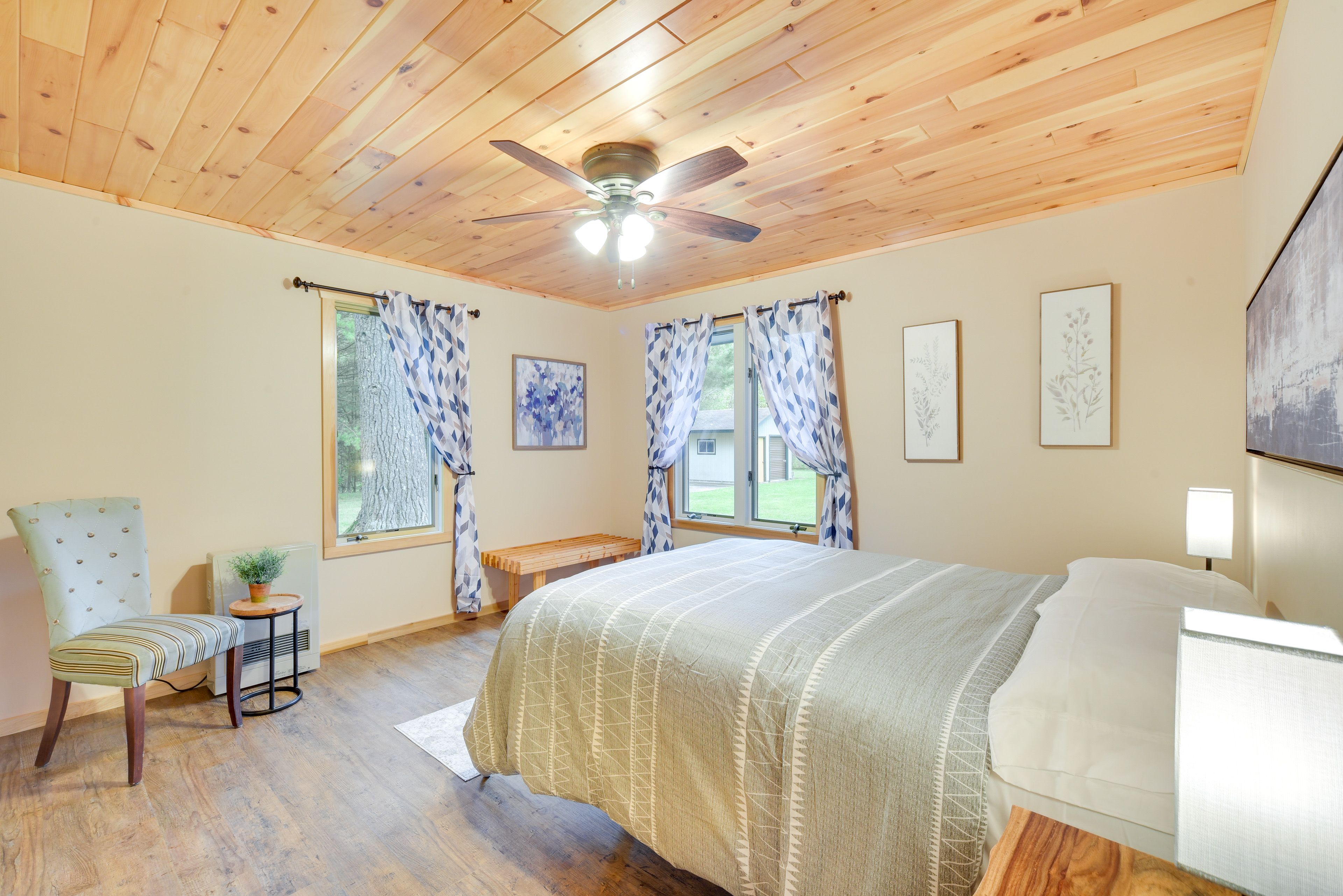 Bedroom | Queen Bed | Linens Provided