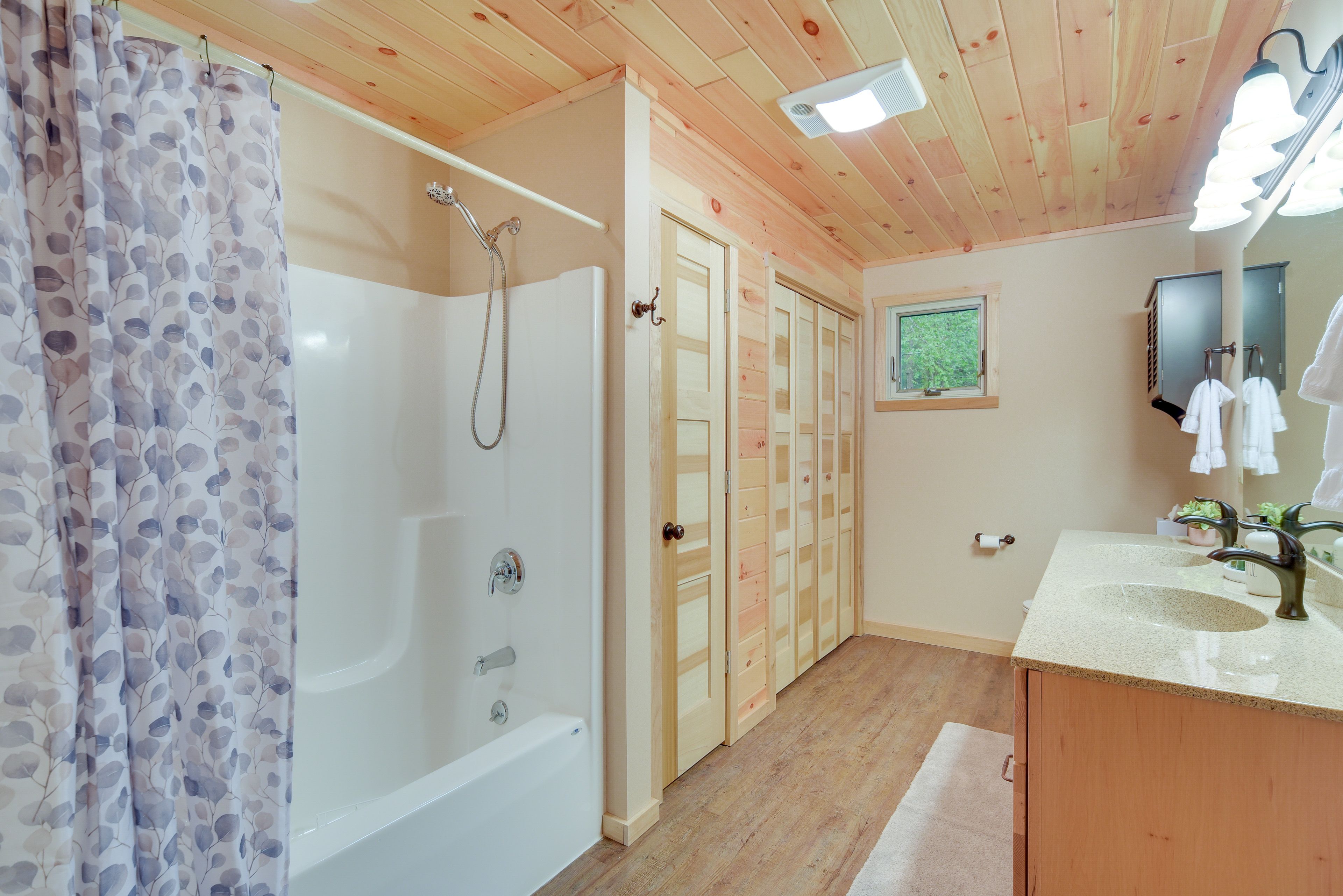 Full Bathroom | Towels Provided | Complimentary Toiletries