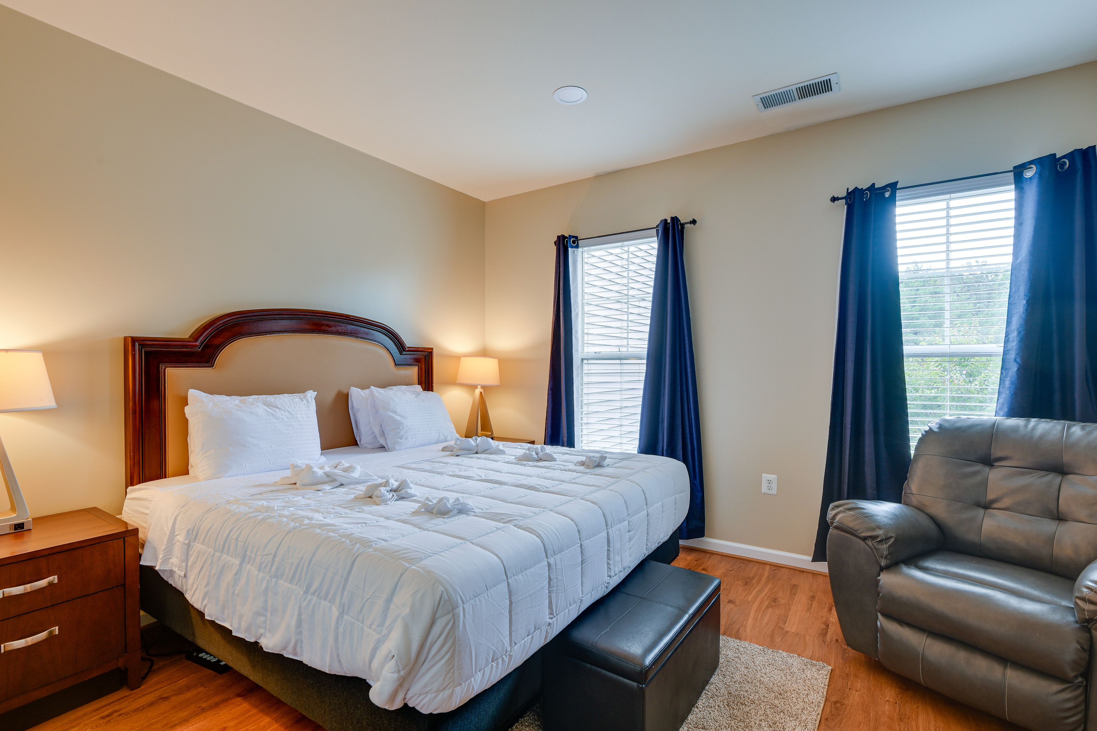 Bedroom 1 | King Bed | Linens Provided | En-Suite Bathroom