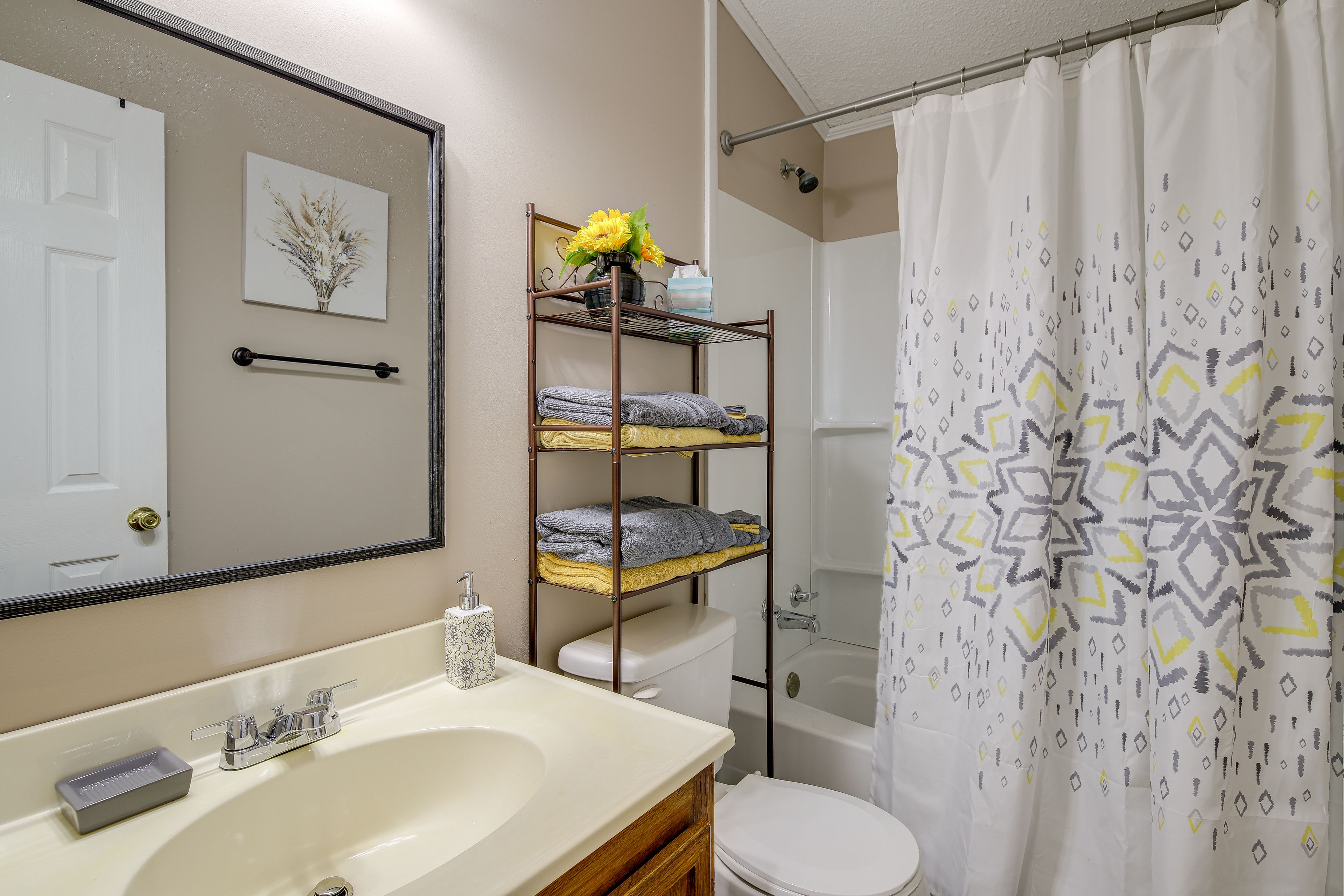 Full Bathroom | Complimentary Toiletries