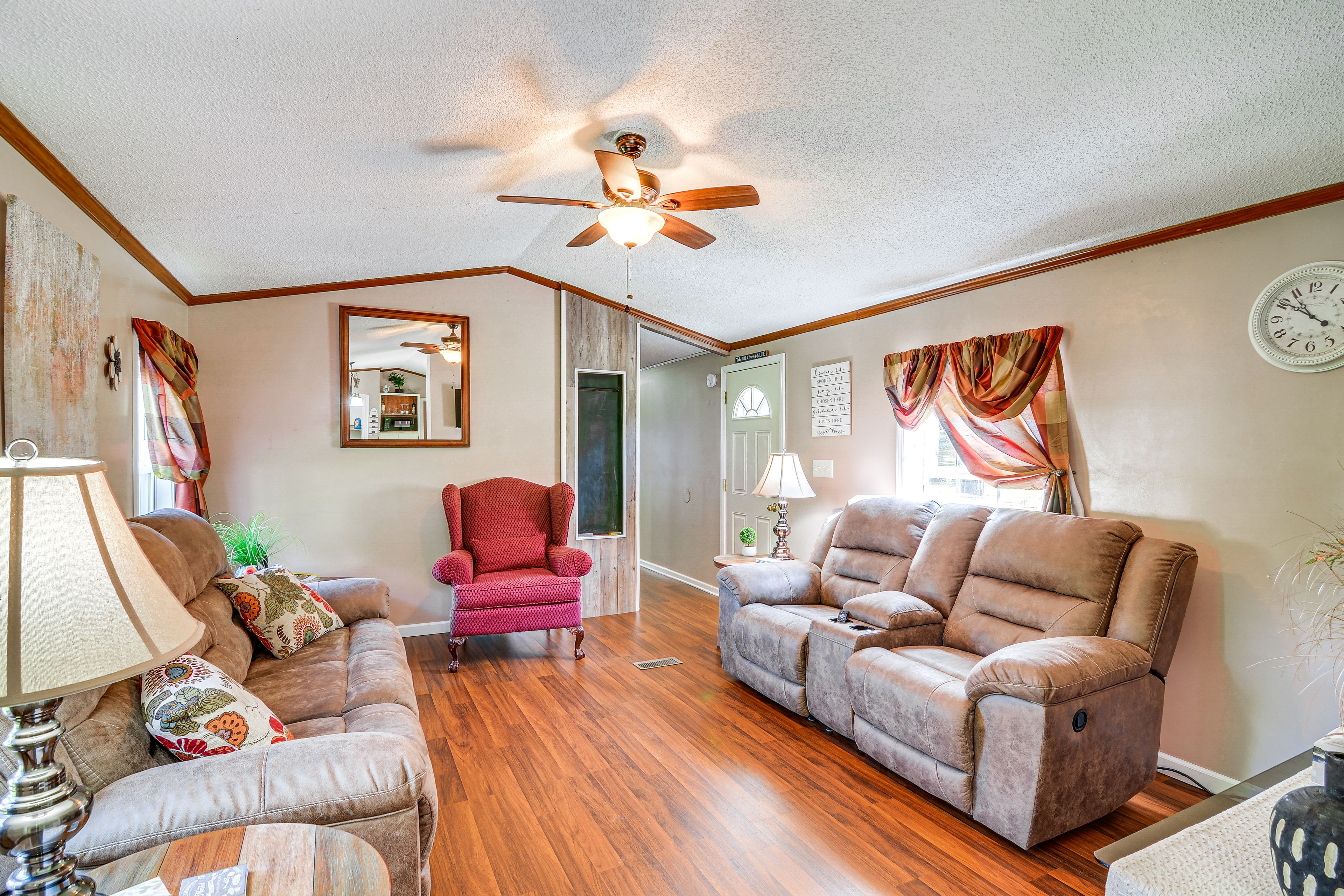 Living Area | Smart TV w/ Cable