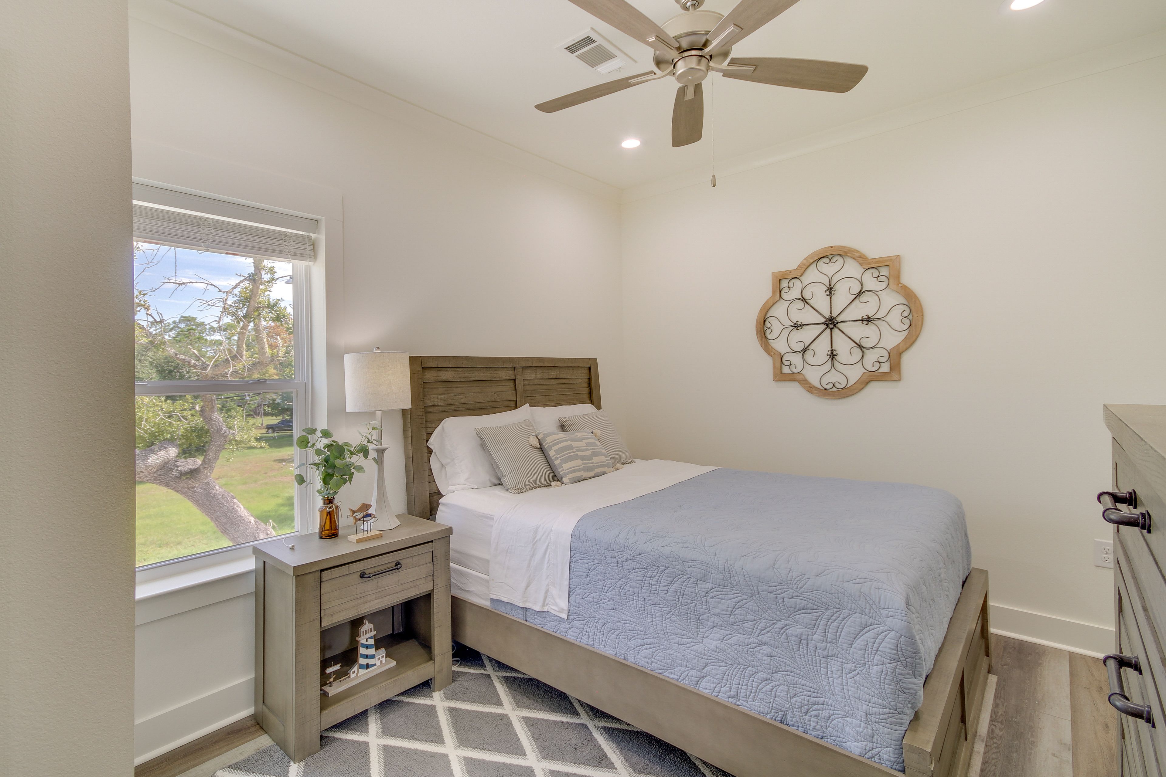Bedroom 1 | Queen Bed