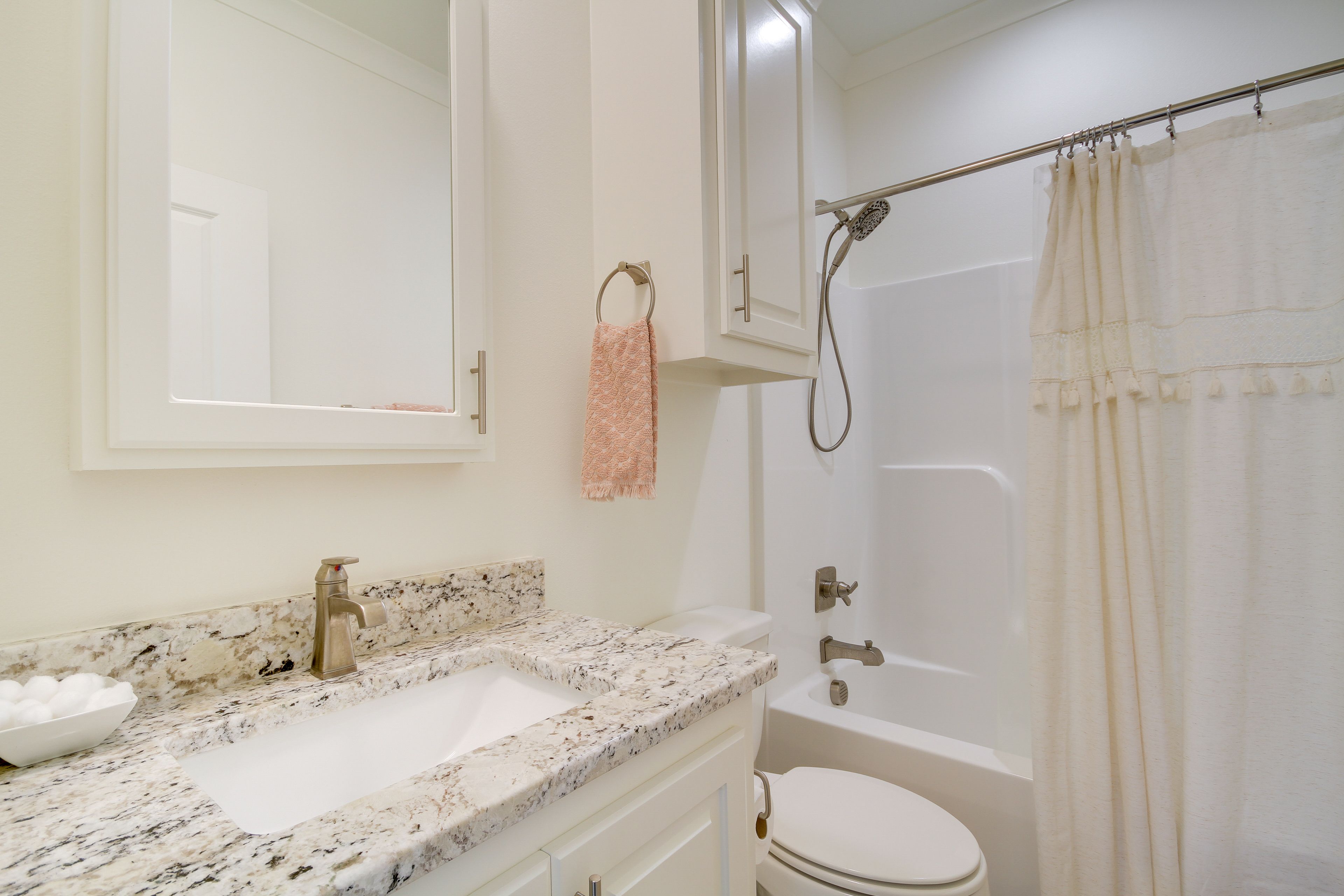 Full Bathroom | Towels Provided