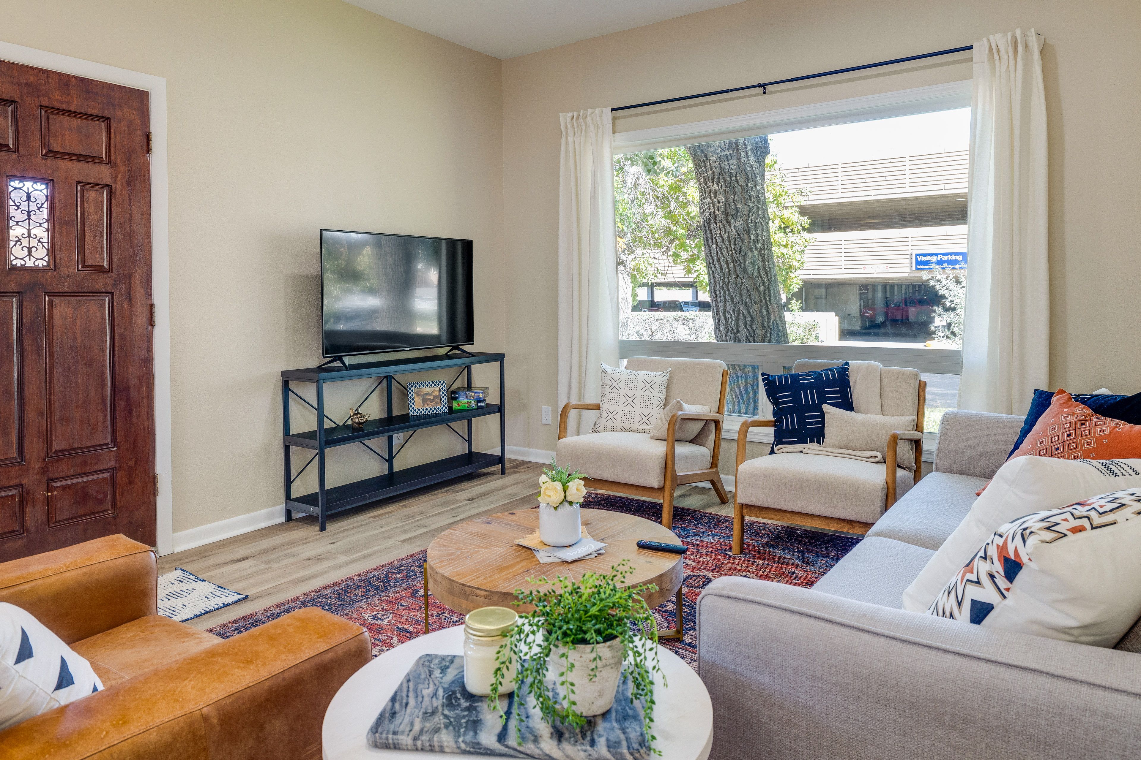 Living Room | Free WiFi | Smart TV