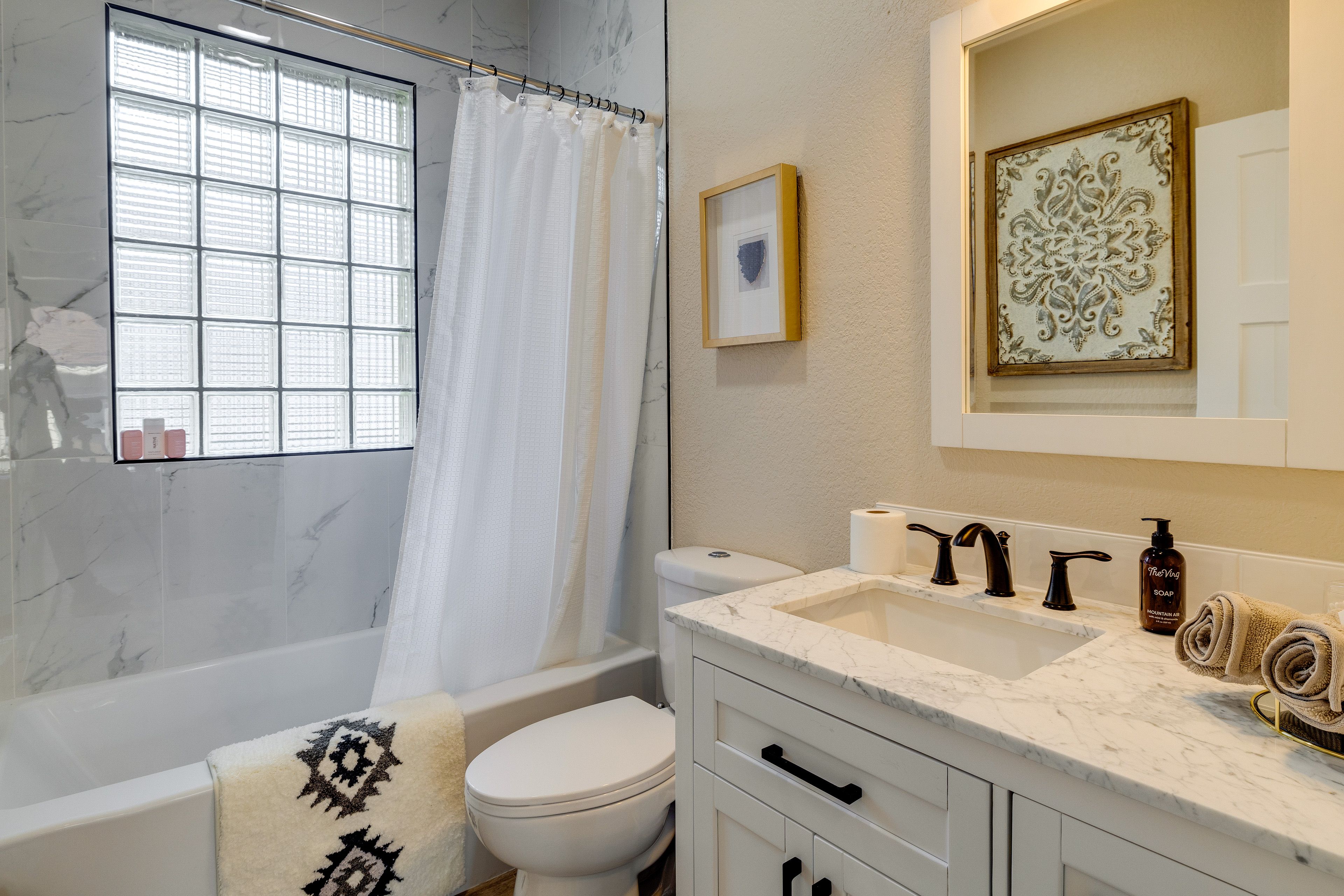 Full Bathroom | Towels Provided | Complimentary Toiletries