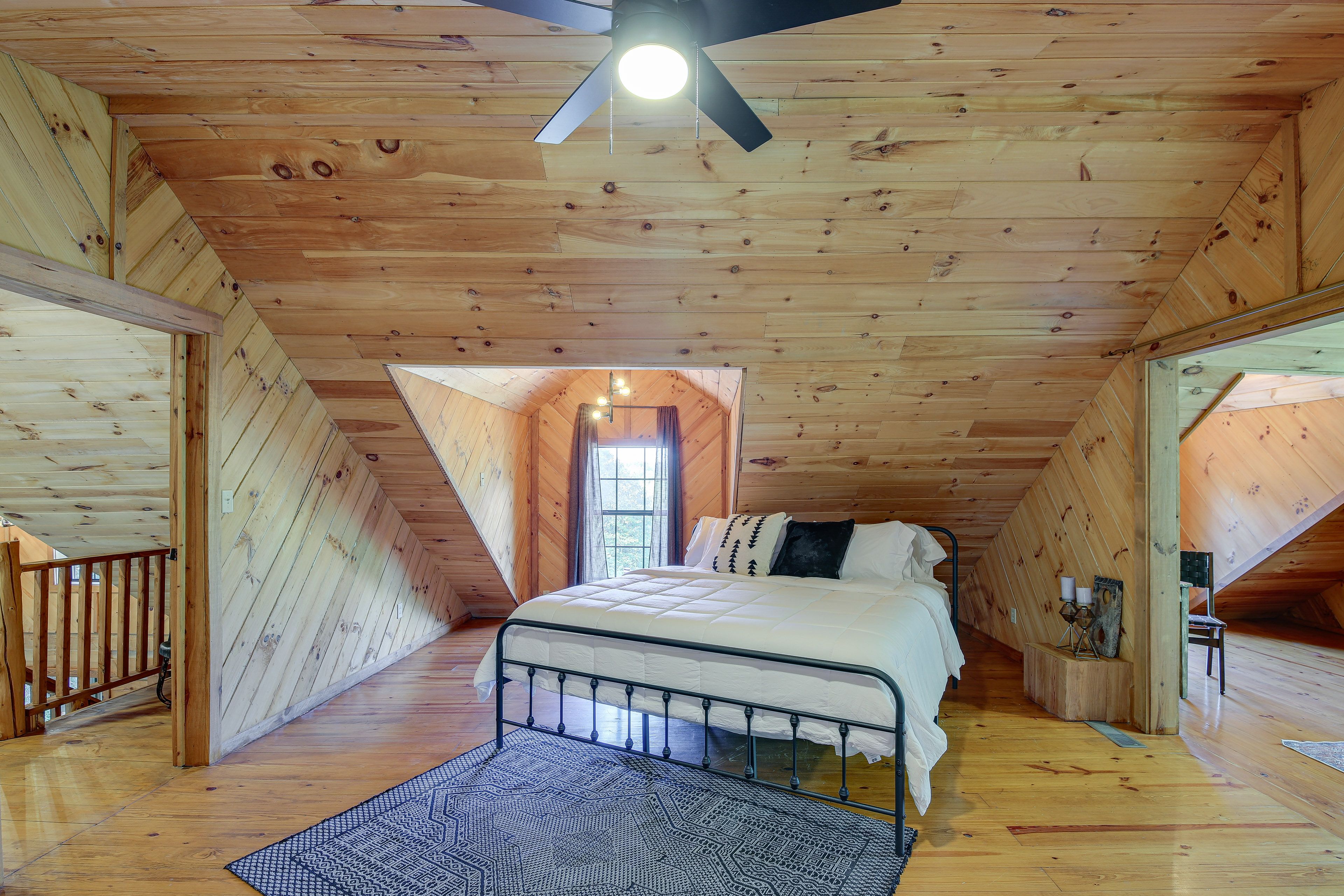 Bedroom 1 (Loft) | 2nd Floor | King Bed | Linens Provided
