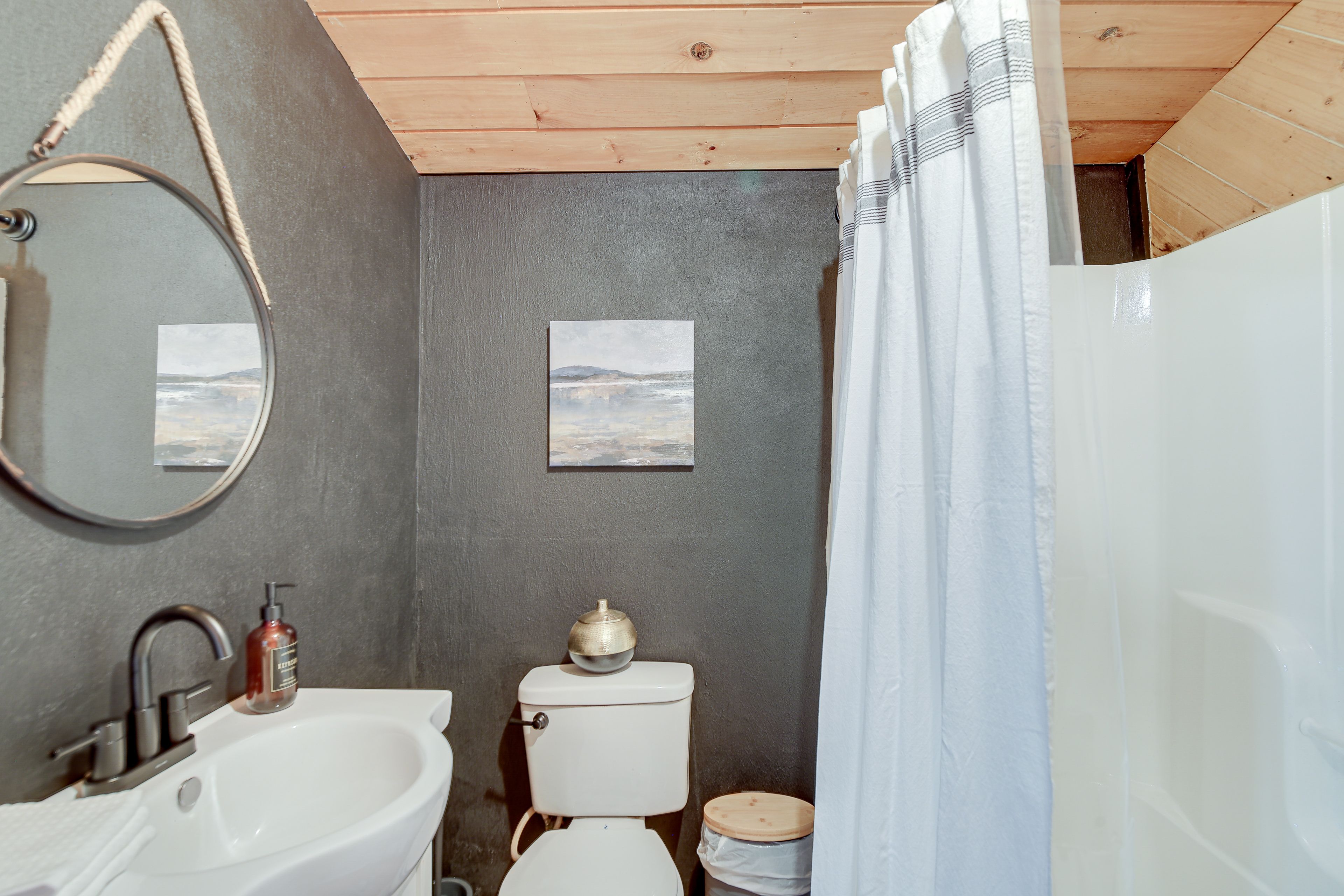En-Suite Bathroom | 2nd Floor | Towels Provided