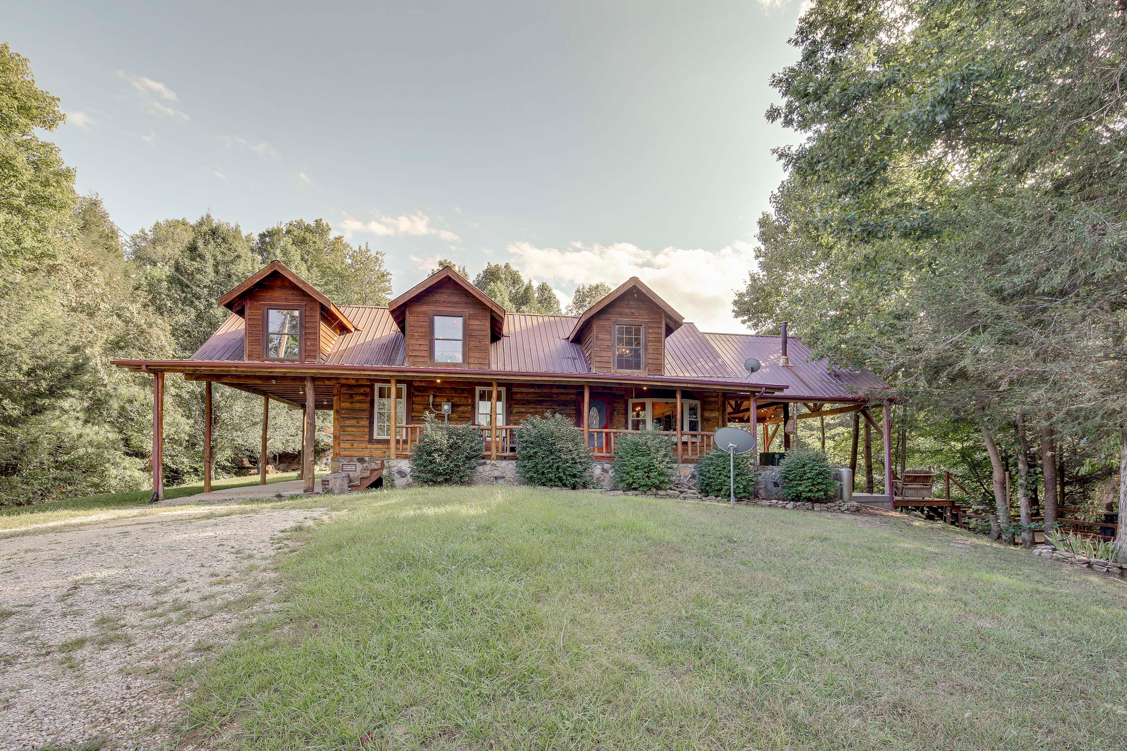 Whitley City Vacation Rental | 3BR | 2BA | Stairs to Enter | 1,847 Sq Ft