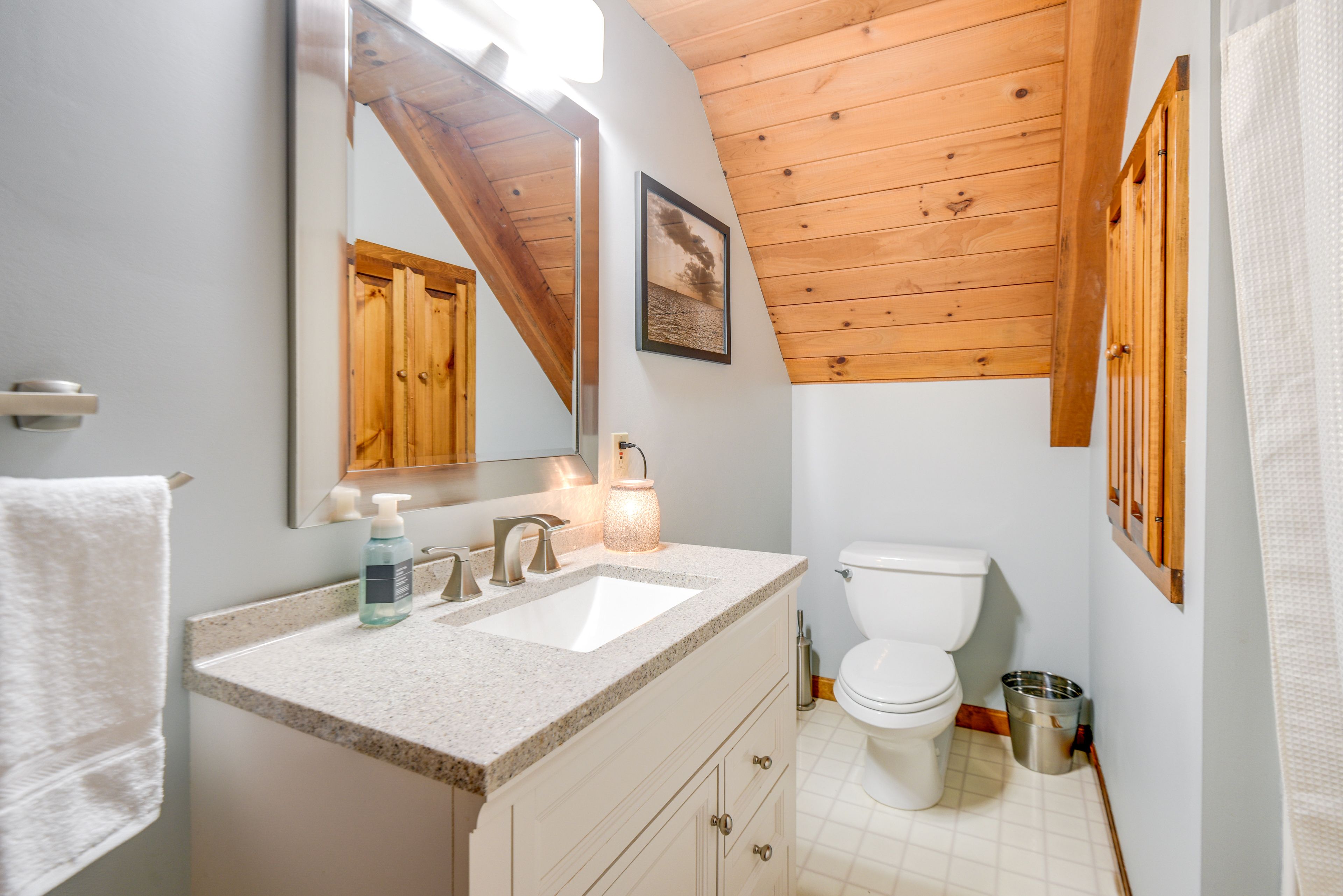 Full Bathroom | Towels Provided | Walk-In Shower