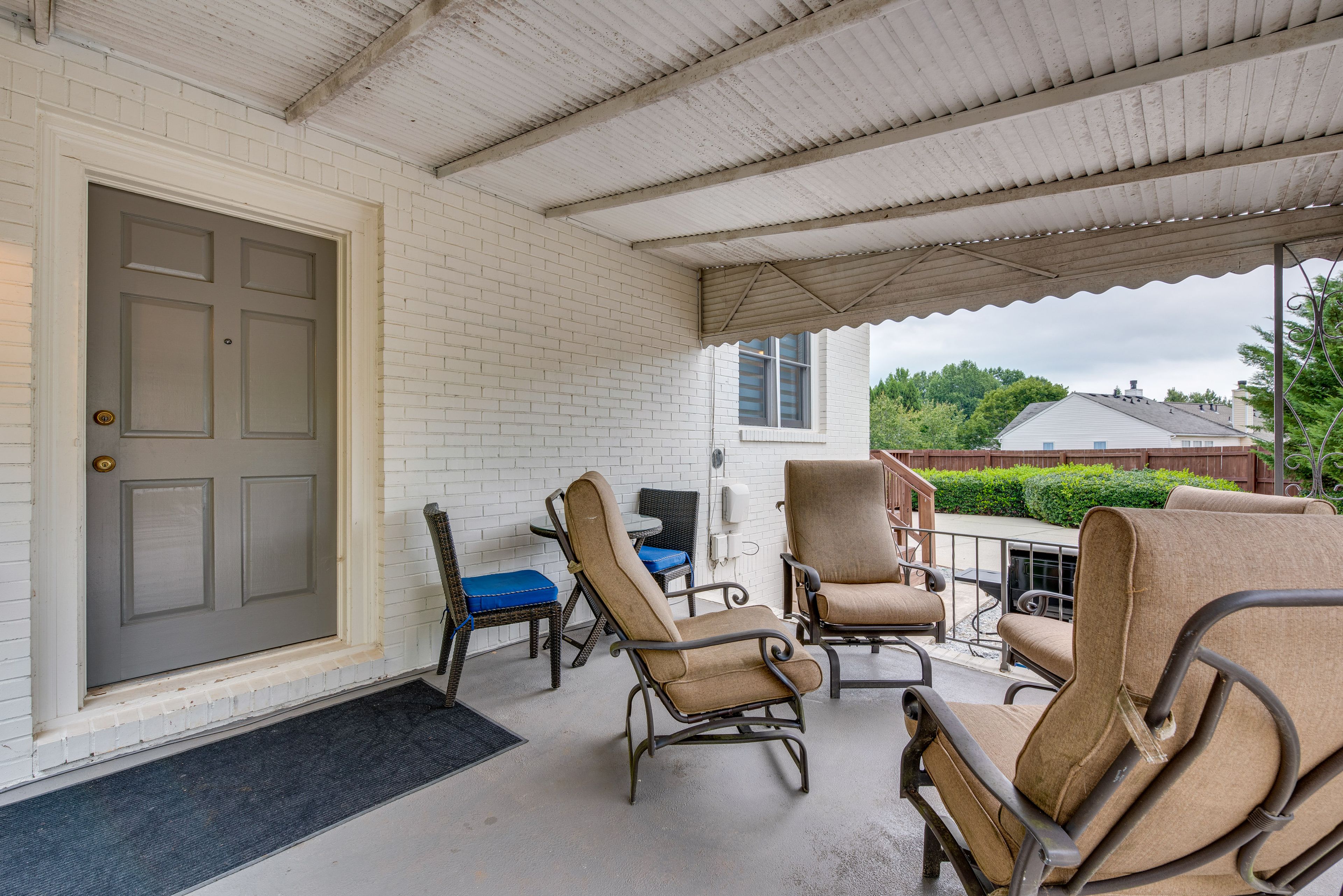 Covered Porch | Dining Area