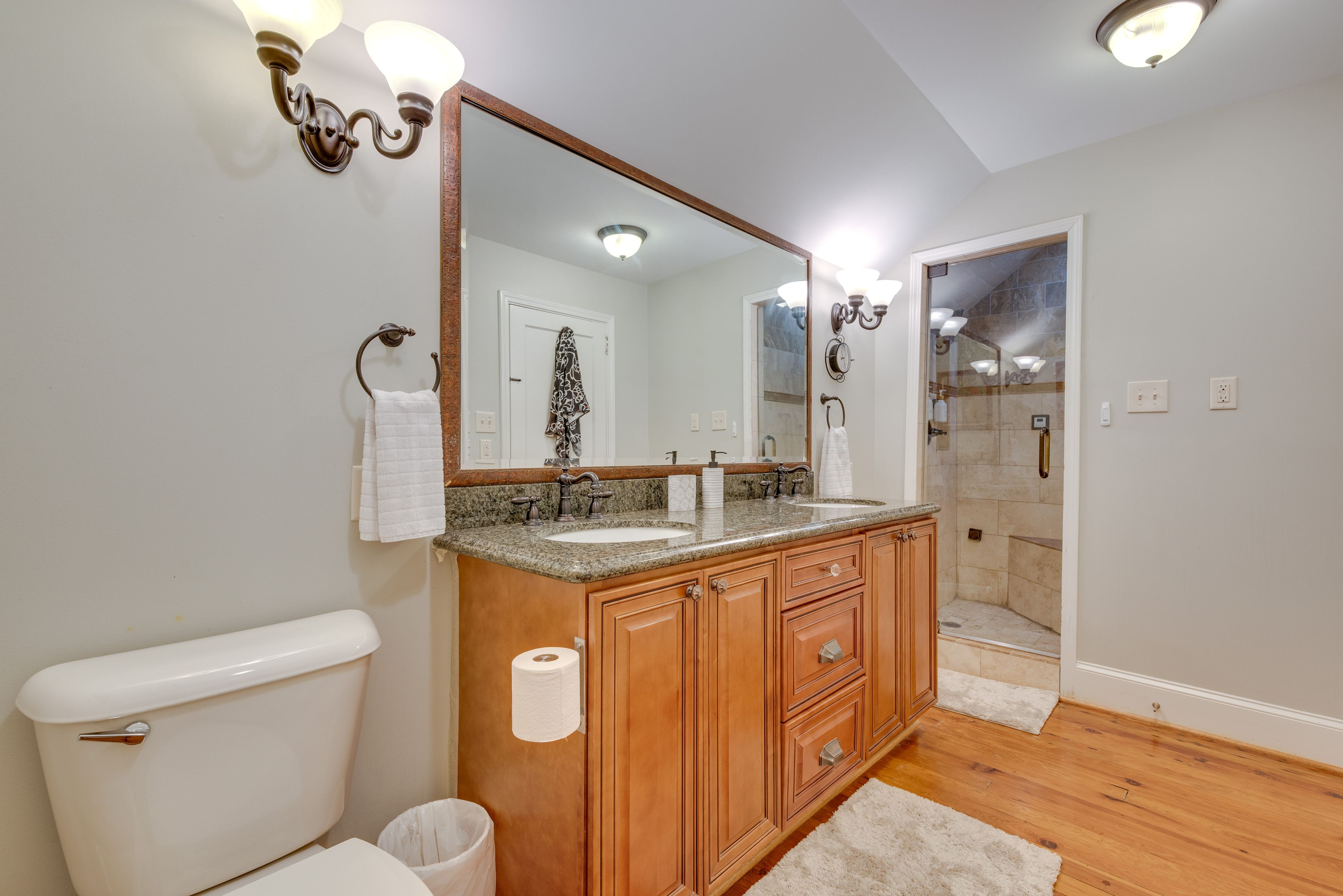Full Bathroom | 2nd Floor | Towels Provided | Complimentary Toiletries
