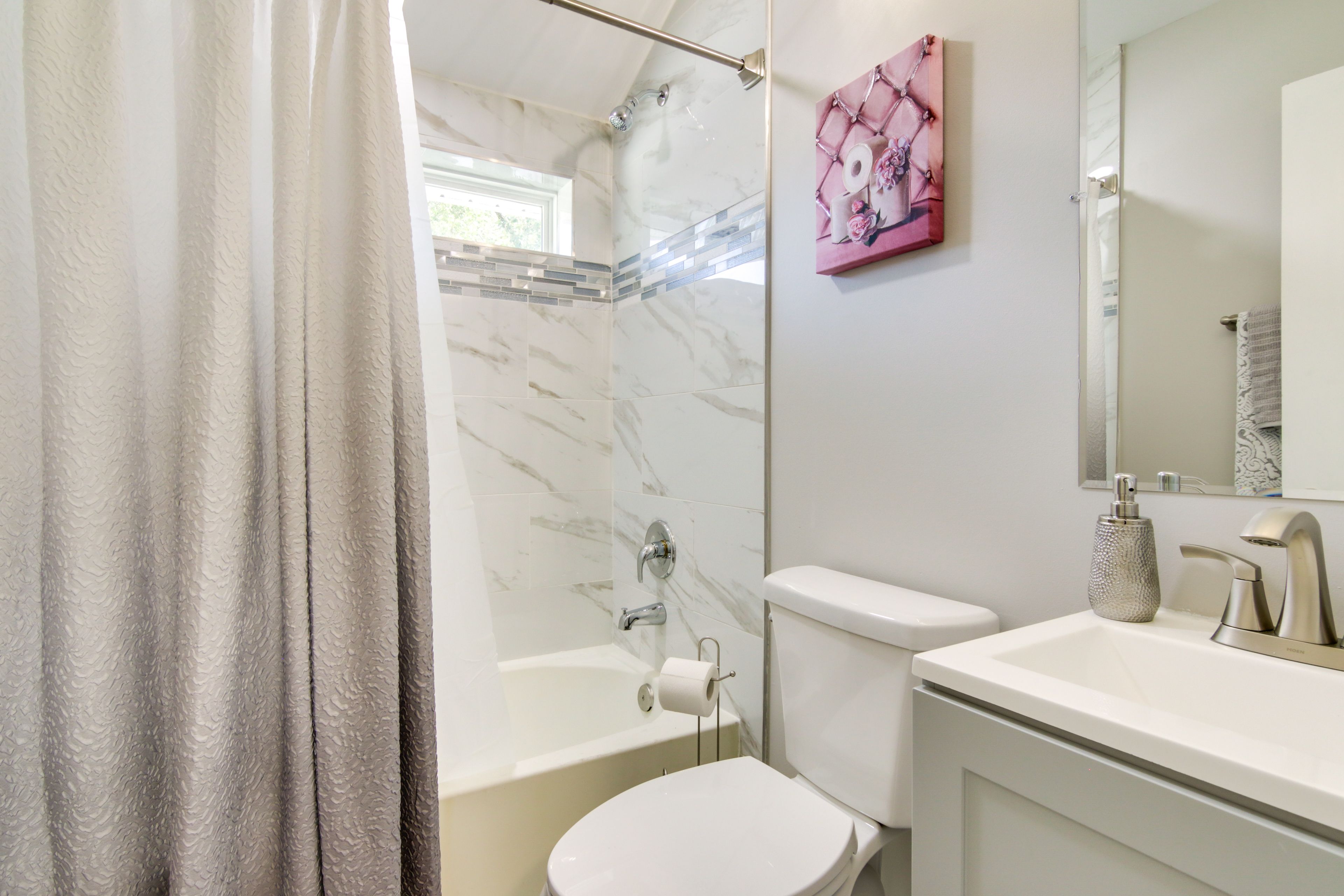 Full Bathroom | Complimentary Toiletries | 2nd Floor